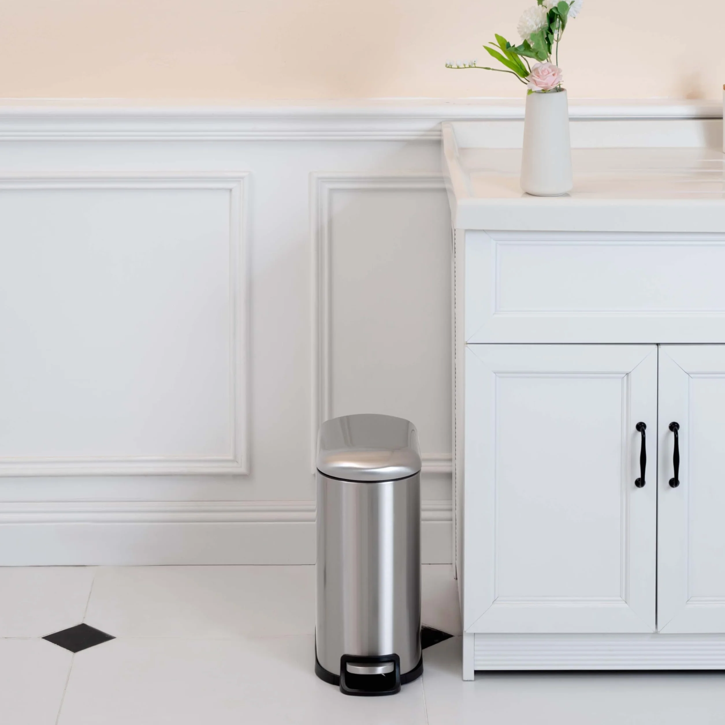 Amazon Basics Kosz na śmieci 10 l do ciasnych pomieszczeń i łazienki z pedałem z rur stalowych – delikatnie zamykany pokrywą, do kuchni, łazienki lub biura, prostokątny, stal nierdzewna, srebrny