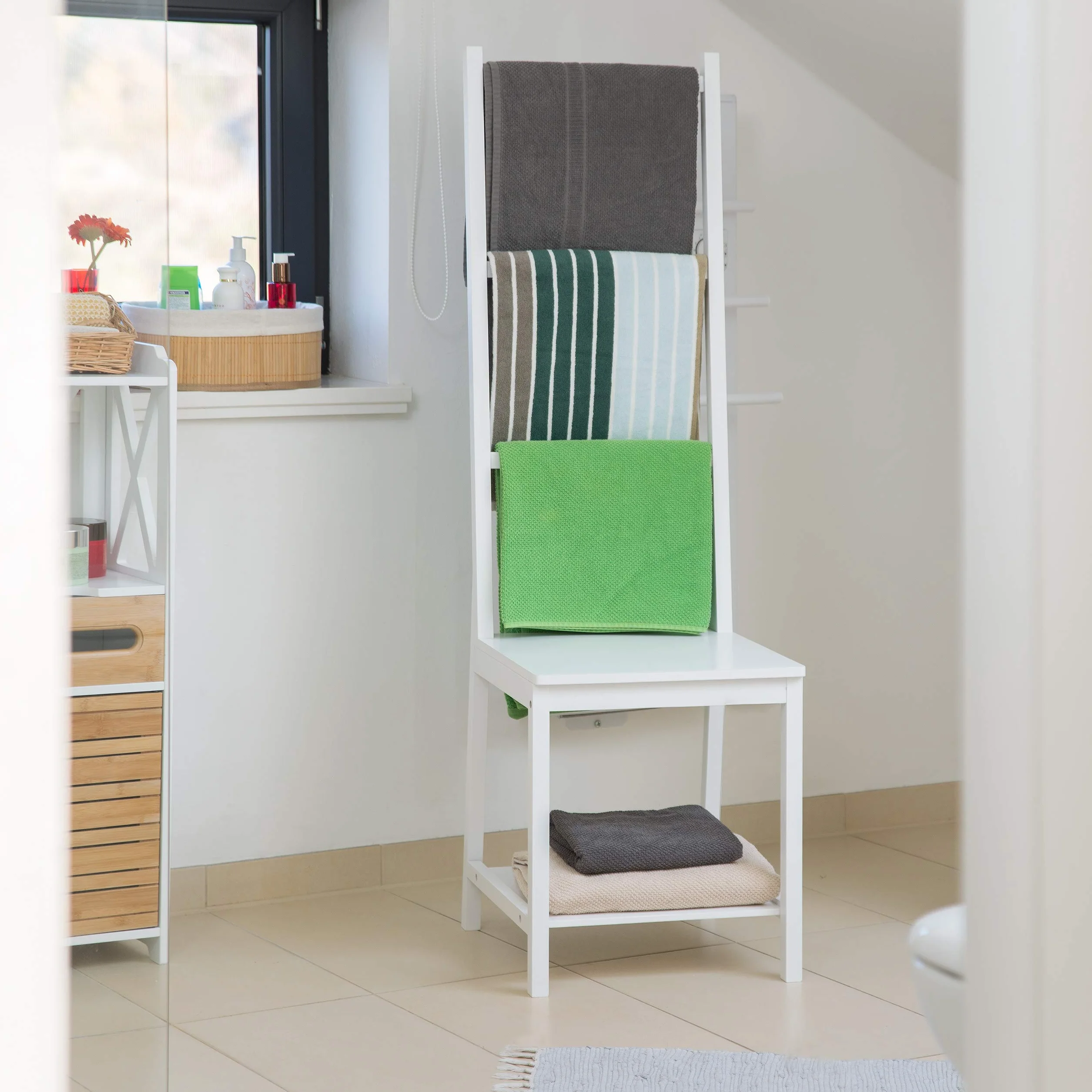 Wieszak na ręczniki Relaxdays bambus 133 x 40 x 42 cm biały
