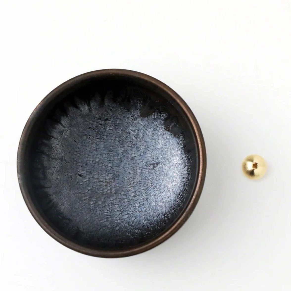Asayu Made in Japan pojemnik na kadzidełka zen, na patyczki z łapaczem popiołu, 10 cm (3,9 cala), czarny i złoty, japoński ceramiczny łapacz popiołu i mosiężny palnik na kadzidełka - Zen czarne złoto