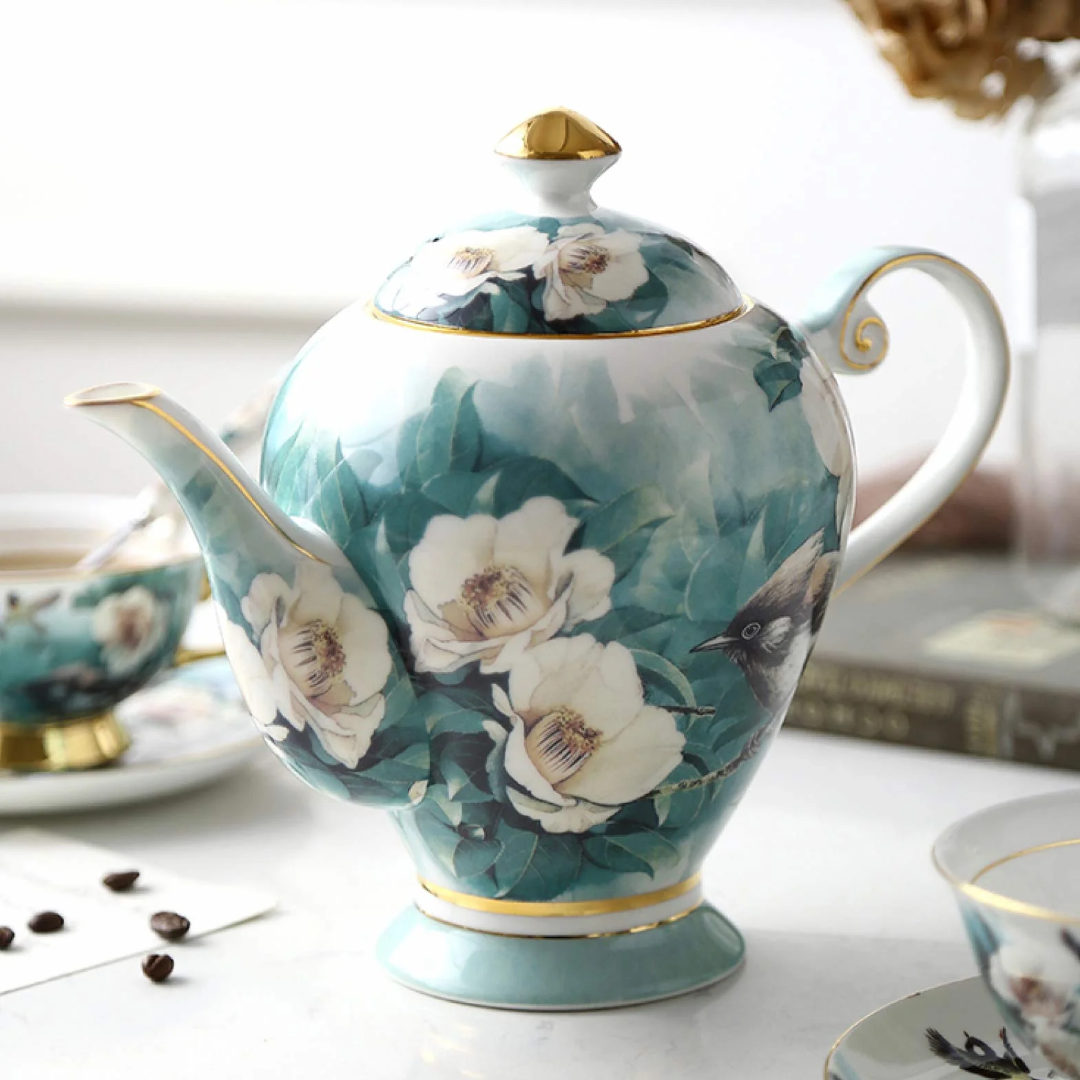 Porcelanowy zestaw do herbaty dla dorosłych z czajnikiem, filiżankami do kawy, cukiernicą, dzbankiem na mleko i łyżkami – popołudniowa herbata dla 6 osób, niebieski kwiatowy wzór