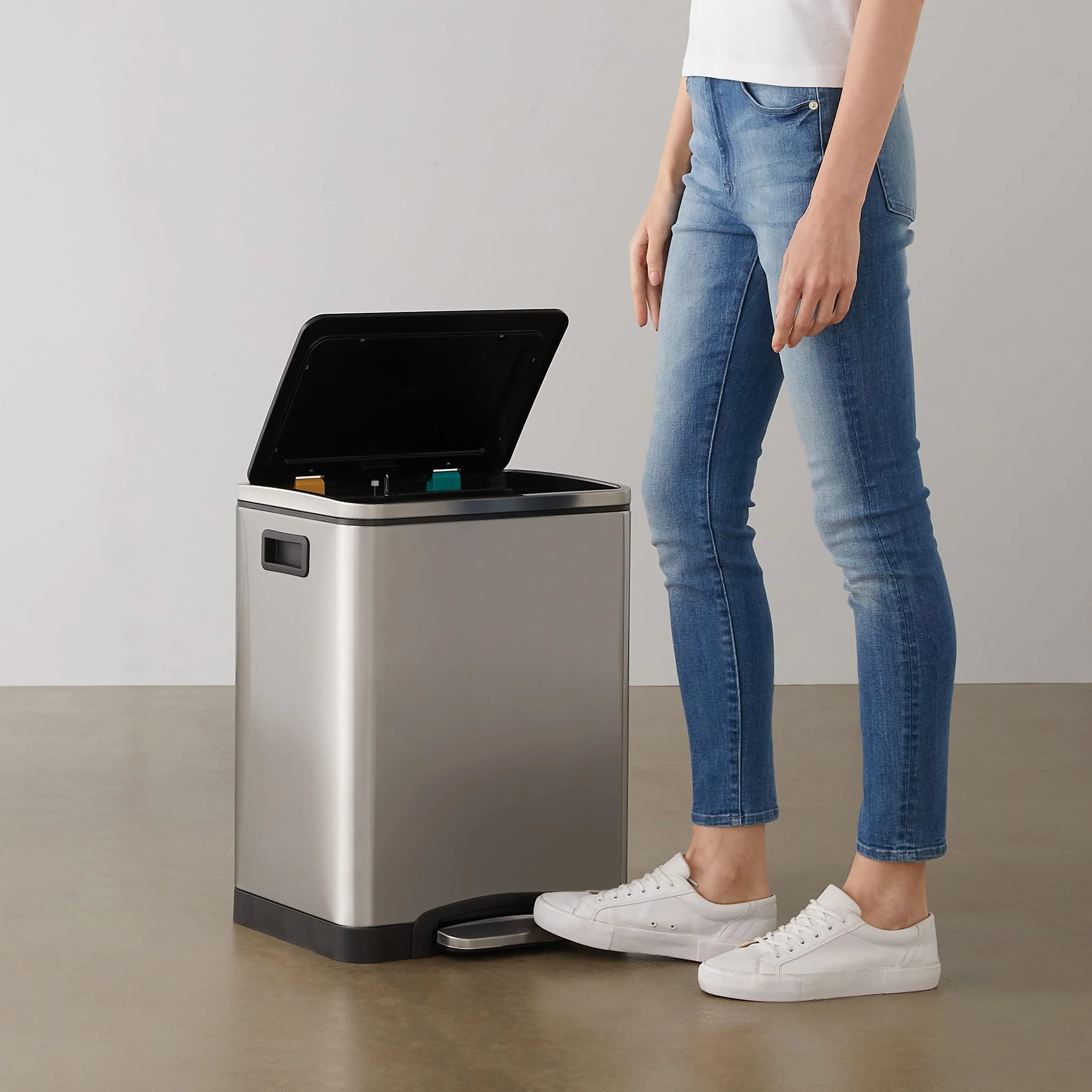 Amazon Basics 30 l prostokątny podwójny pojemnik z miękkim domykaniem z pedałem nożnym - 2 x 15-litrowy pojemnik, stal nierdzewna, kolor srebrny, odpowiedni dla 1 lub 2 osób