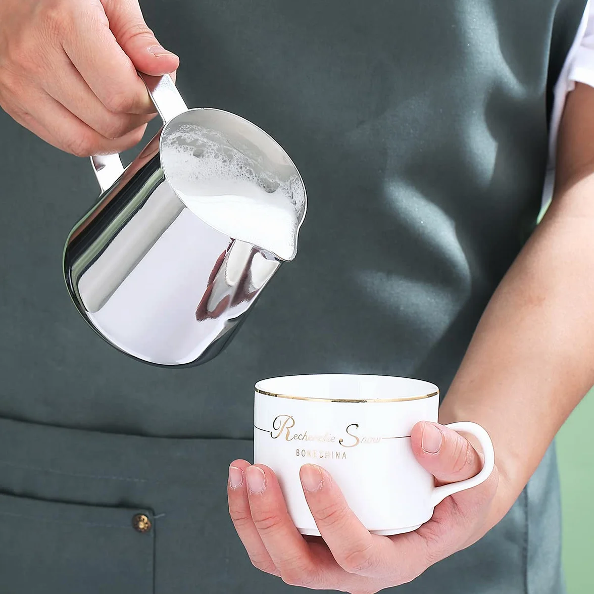 Dzbanek do spieniania mleka 12oz - 350ml, Kyraton Dzbanki do gotowania na parze ze stali nierdzewnej z dekorowaniem pióra, kubki do kawy mlecznej Cappuccino Latte Art Barista Dzbany parowe Dzbanek na mleko (srebrny)