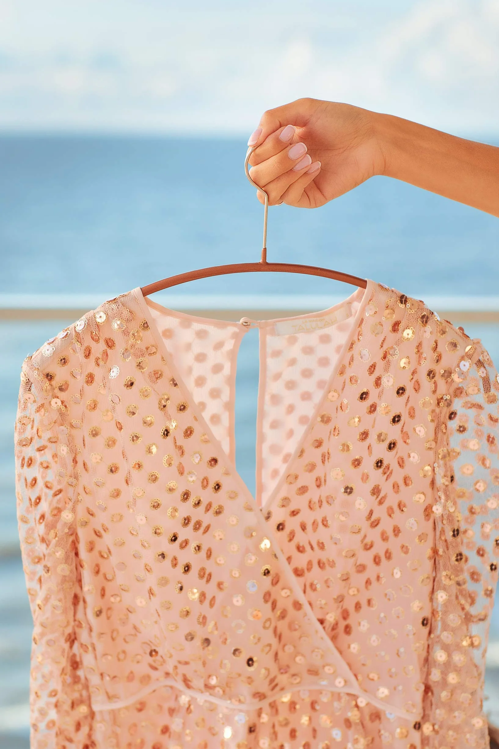 MAWA Wieszak na Ubrania, 10 szt., Oszczędność Miejsca, Metalowe Wieszaki Odzieżowe na Lekkie Swetry, T-shirty i Bluzki, Obrotowy Haczyk 360°, Powłoka Antypoślizgowa, Szerokość 40 cm, Biały