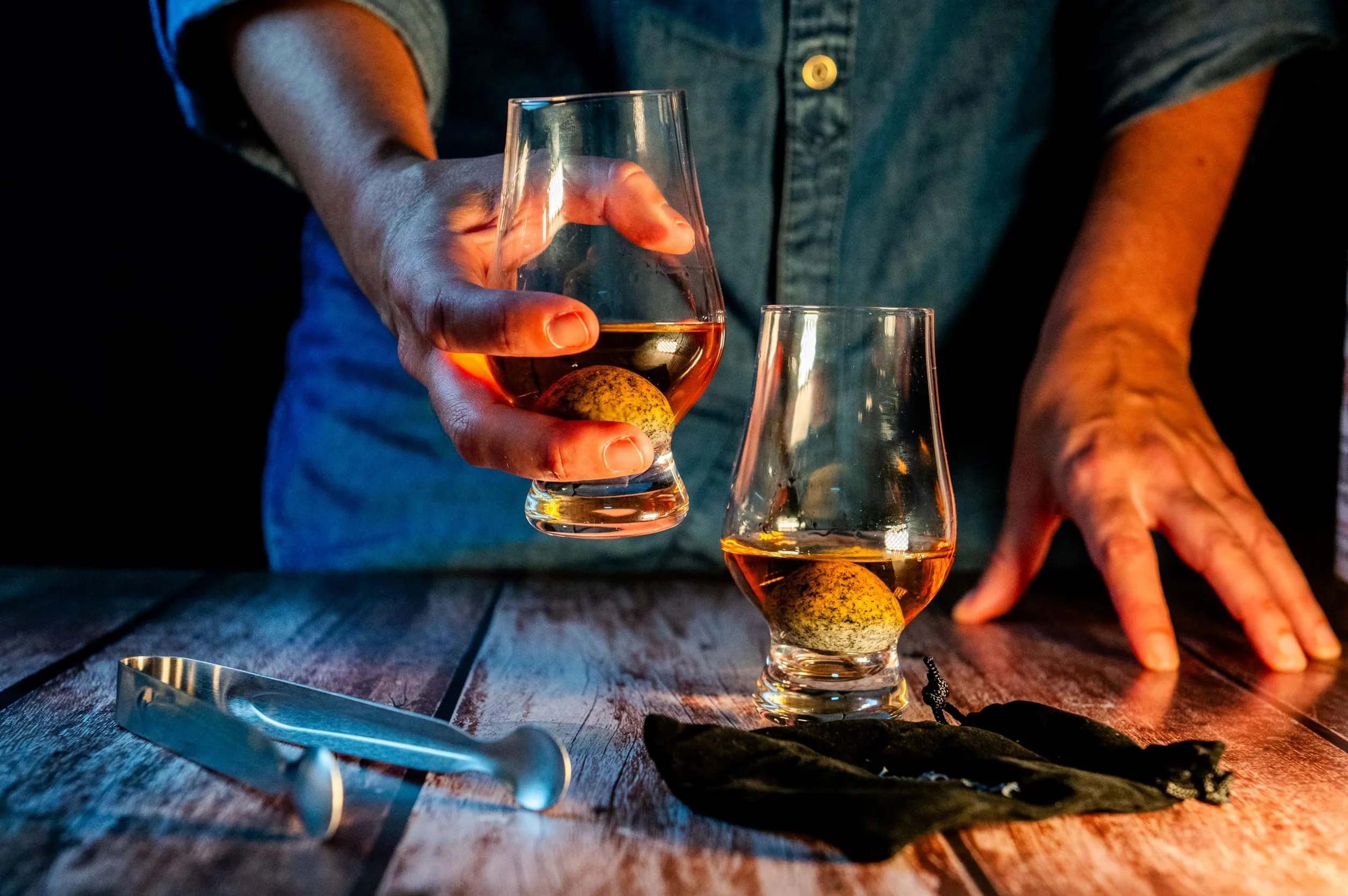 VB VIN BOUQUET FI 1553 SET Klasyczny zestaw do whisky z 2 szklankami 300 ml, kamieniami granitowymi i szczypcami ze stali nierdzewnej, pudełko prezentowe