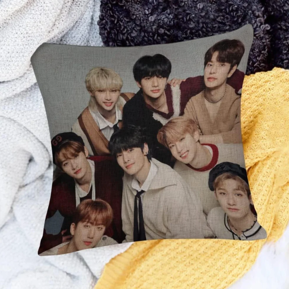 Stray Kids Zestaw prezentowy, produkt dla fanów, 1 poszewka na poduszkę, 1 naszyjnik, 95 naklejek StrayKids, 1 brelok do kluczy, 1 okrągły wachlarz ręczny