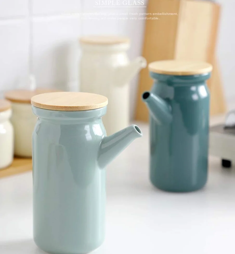 Zestaw puszek na olej, ceramiczna butelka z dozownikiem oleju, butelka 500 ml z dozownikiem sosu sojowego z drewnianą paletą, oliwa z oliwek, sos sojowy, ocet, cruet, płynny dozownik przypraw do