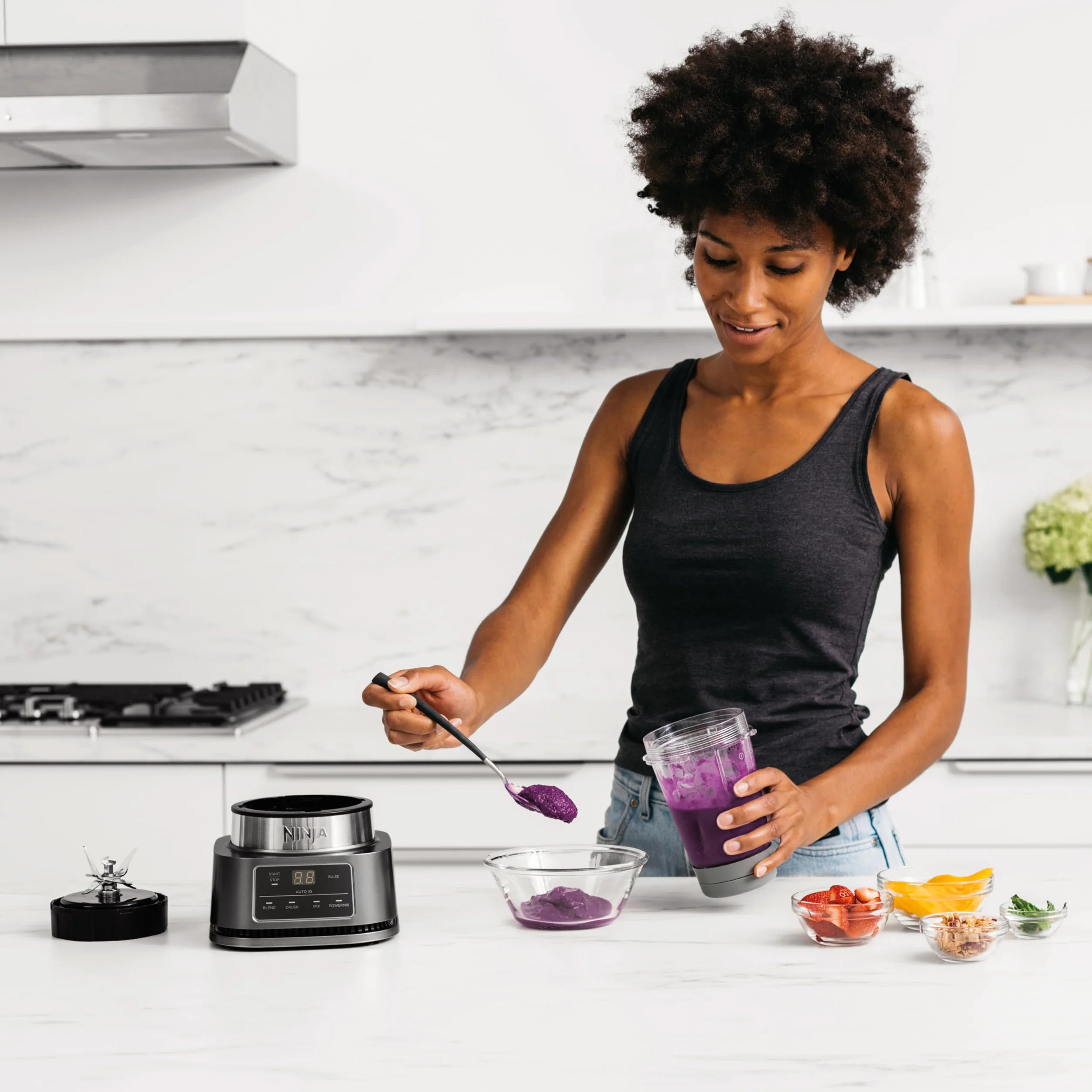 Ninja Foodi Power Nutri Mixer 2W1, Tworzenie Miseczek ze Smoothie, Mieszanie Gęstych Past i Mrożonych Napojów, Programy Automatyczne, Srebrny CB100EU