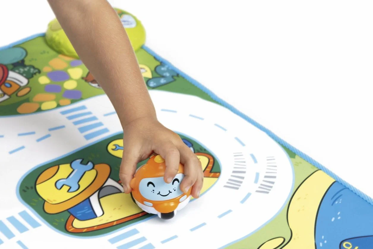 Chicco Elektroniczna mata do zabawy w mieście Turbo Ball Maxi 110 x 60 cm, interaktywny dywan ze światłami i quizami, 15 punktów interakcji, z 1 pojazdem Turbo Ball, dywan do samochodu, 1-4 lata