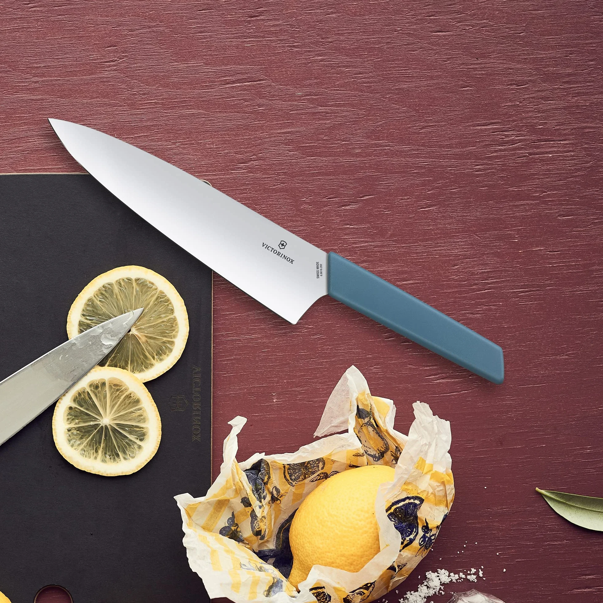 Victorinox, 6.9016.202B, Swiss Modern, Tranchiermesser, Extra scharfe Klinge, mit geradem Schliff, Robuster Kunststoff-Griff, Kornblumen-Blau, Made in Switzerland, Spülmaschinengeeignet