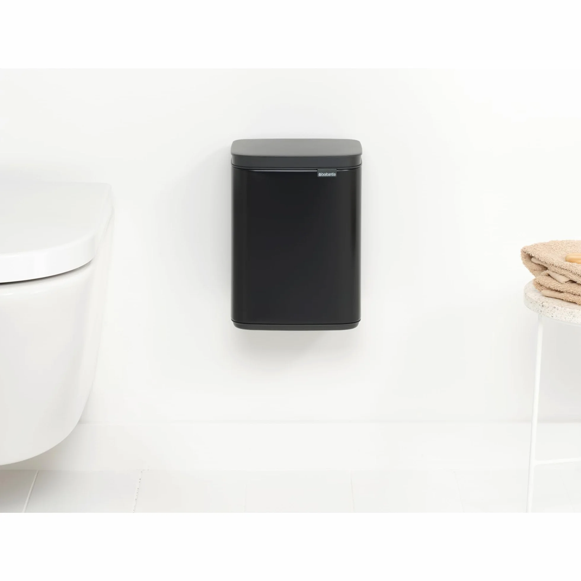 Brabantia - Kosz na śmieci Bo 4L - Mały i stylowy - Łatwe otwieranie i delikatne zamykanie - Kosz na Odpadki Higieniczny - Do montażu na ścianie - Do łazienki, toalety, sypialni - Matt Black