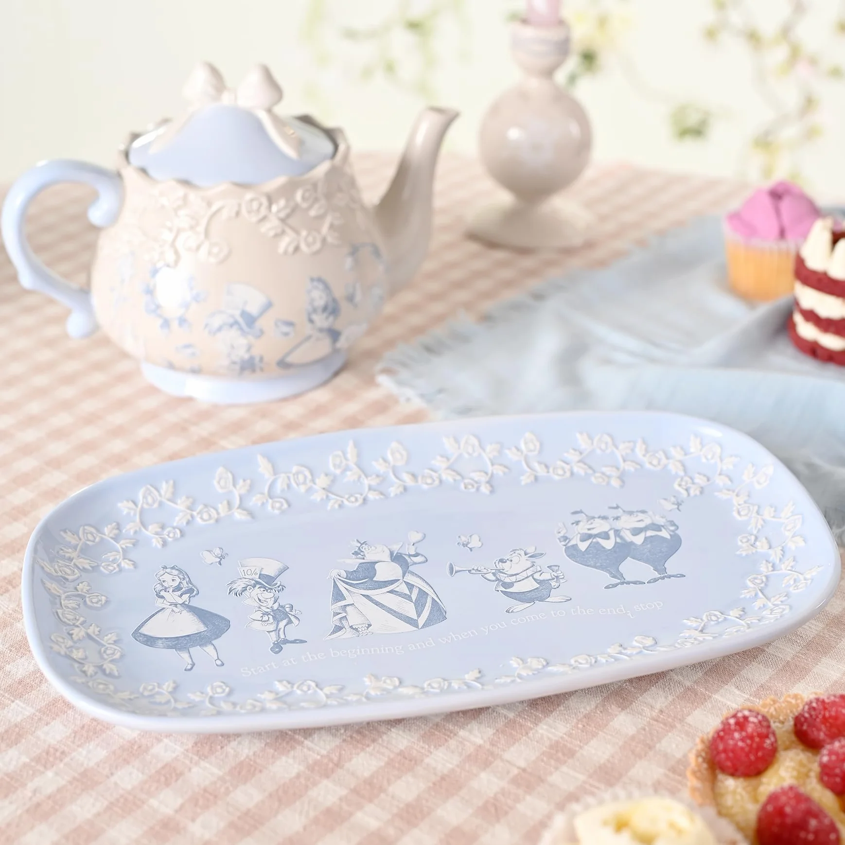 Disney - Alicja w Krainie Czarów - Ceramiczny Czajniczek - Motyw Alicji, Szalonego Kapelusznika i Róż - Wystrój i Artykuły Domowe do Dekoracji Przyjęć Ogrodowych, Hosting, Serwisu i Wyżywienia.