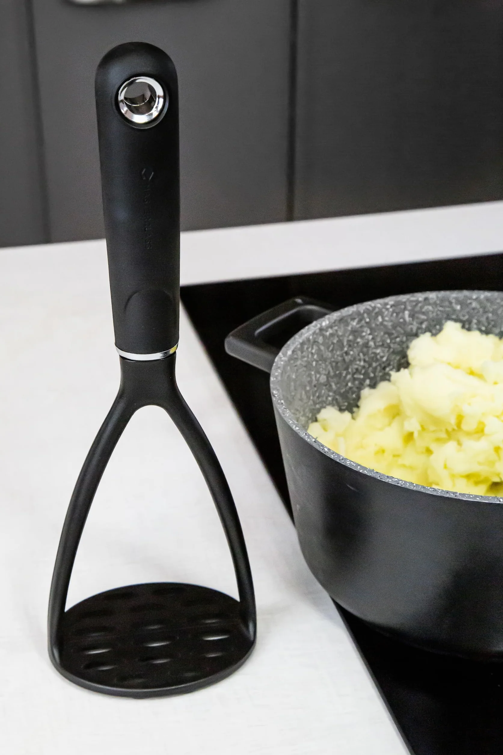 MasterClass Tłuczek do ziemniaków, ręczny tłuczek do ziemniaków ze stali nierdzewnej, ergonomiczne, miękkie w dotyku nylonowe uchwyty, 34 cm (13,4''), czarny