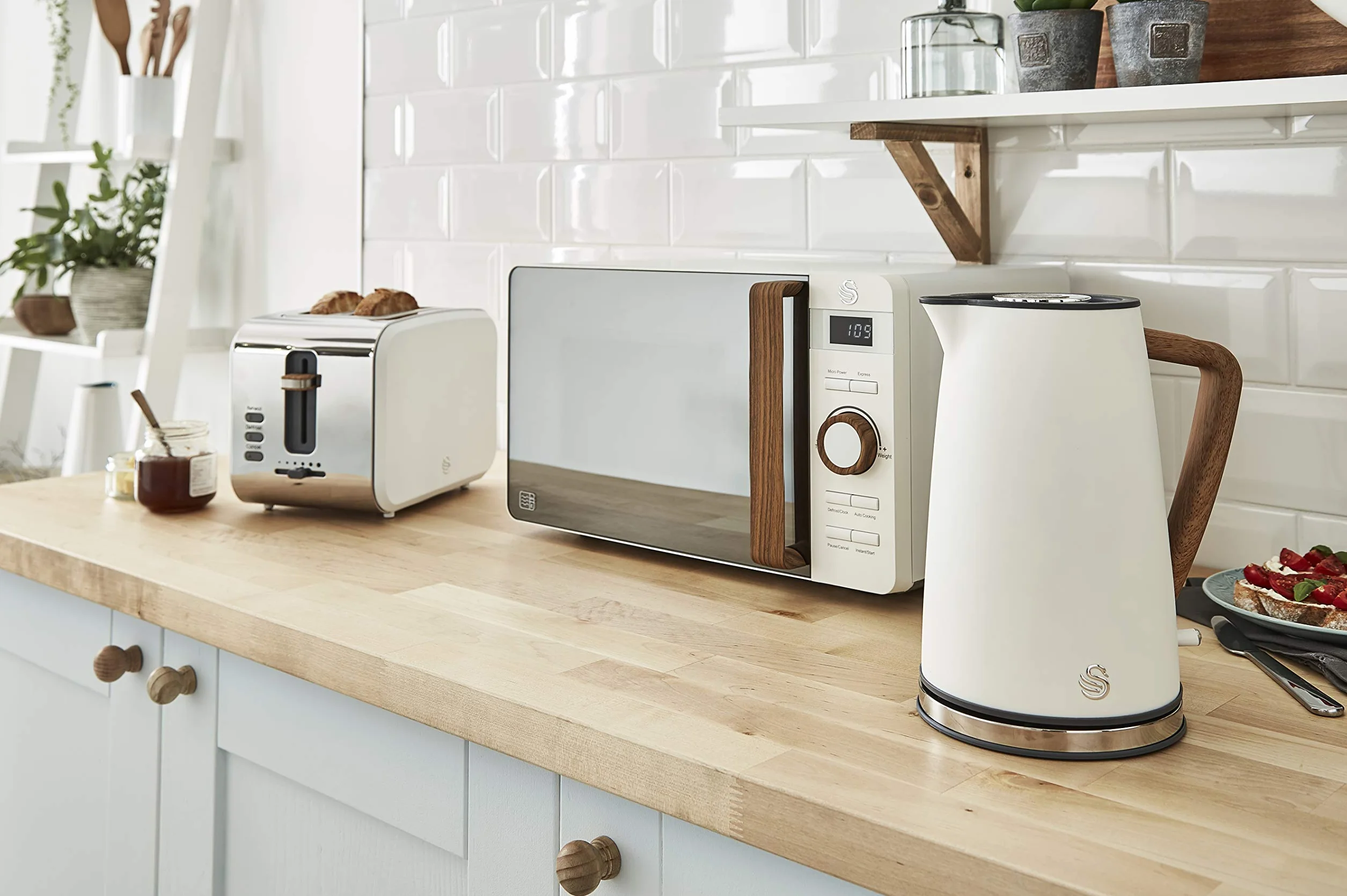 Swan Nordic zestaw śniadaniowy czajnik elektryczny 1,7 l, 2200 W, toster do chleba z szerokim otworem, 2 kromki, kuchenka mikrofalowa 20 l, cyfrowy, nowoczesny design, efekt drewna, biały