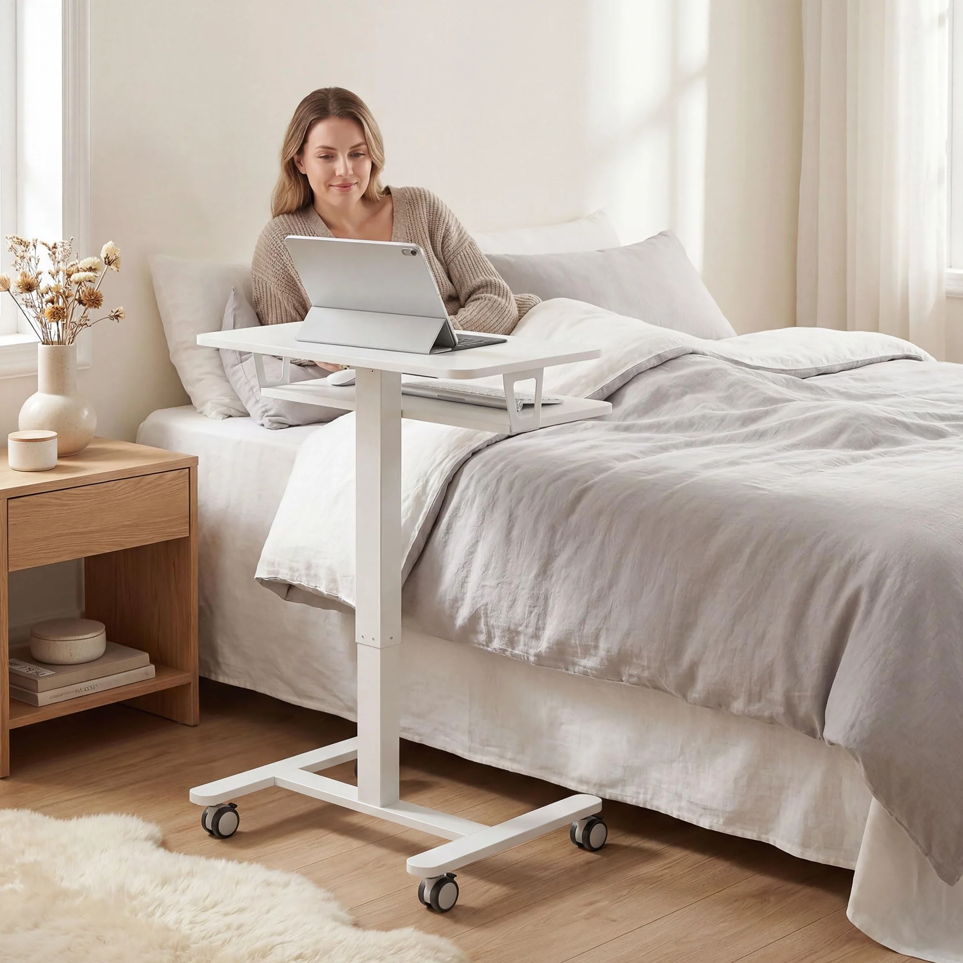 HOMCOM Stolik pod laptopa z regulacją wysokości, pneumatyczny z kółkami, półka na klawiaturę, 71-107 cm, mobilny stolik pomocniczy, biurko na sofę, łóżko, do biura, 65 x 60 cm, biały