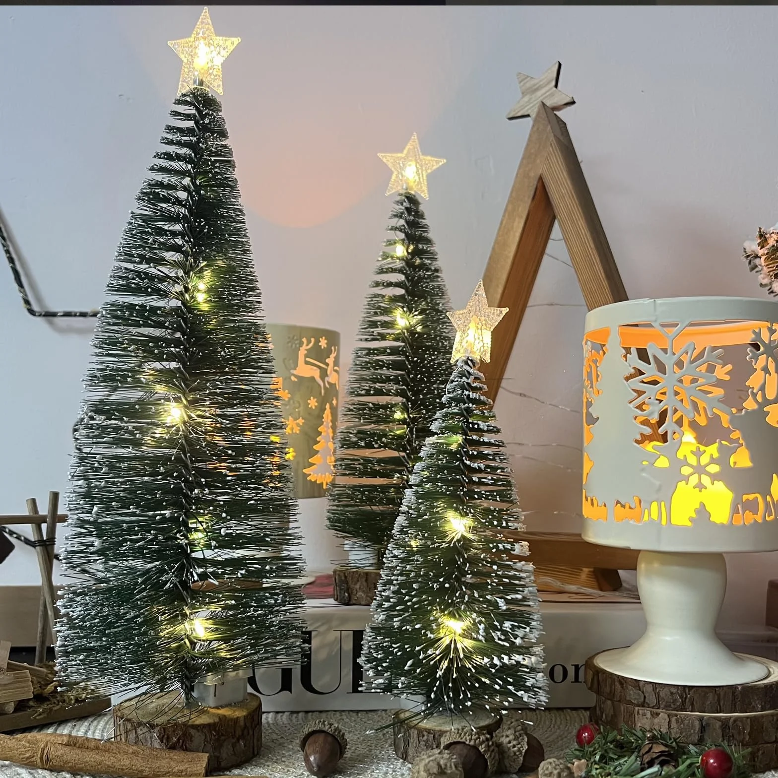 3 szt. małych choinek, mini sztuczne choinki z drewnianymi podstawami (18/22/28 cm), światłami LED i śniegami do dekoracji bożonarodzeniowych, DIY (ciepłe światło)