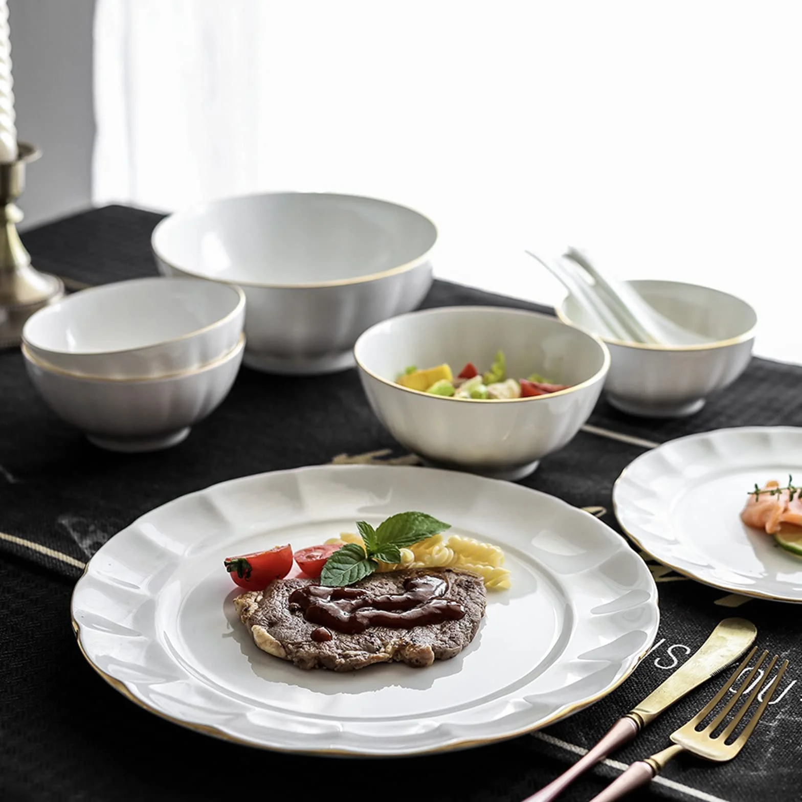 16-częściowy ceramiczny zestaw zastawy stołowej – kolekcja Phnom Penh zawiera talerze obiadowe, talerze sałatkowe, miski do zupy i kubki, elegancka zastawa stołowa do domu, jadalni, biała porcelana