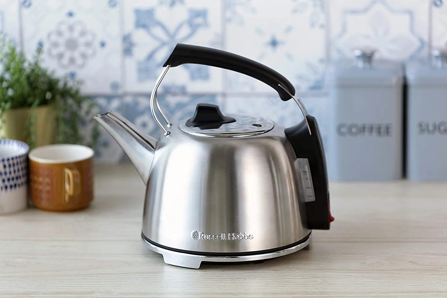 Russell Hobbs czajnik elektryczny, wymienny filtr antywapienny, markery szybkiego ładowania, filtr osadów, automatyczny włącznik, pojemność 1,2l, moc 2400W, stal nierdzewna, srebrny, Retro 25860-70