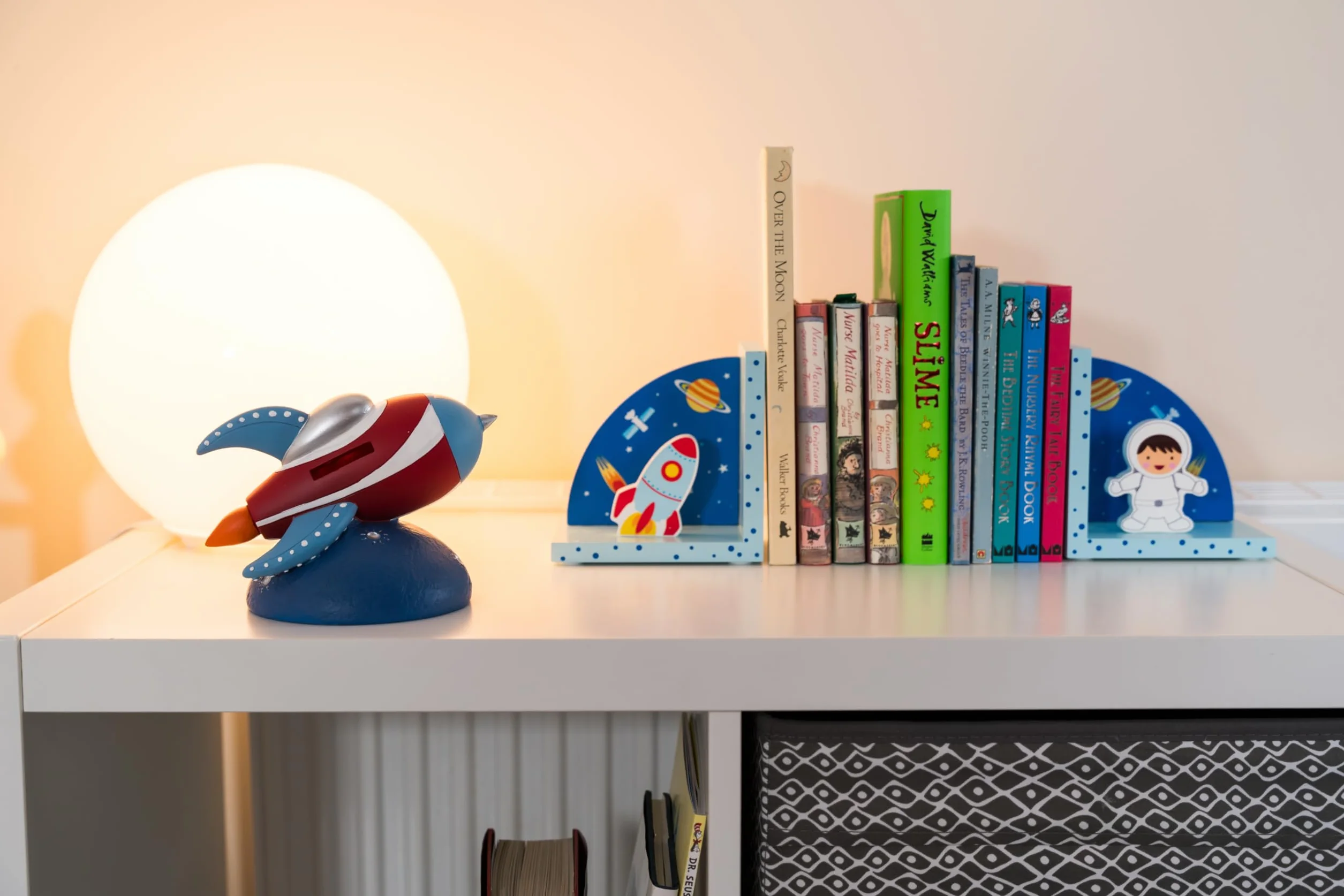 Mousehouse Gifts 3D Rocket Space tematyczne drewniane podpórki dla dzieci dla chłopców lub dziewcząt do pokoju dziecięcego lub sypialni