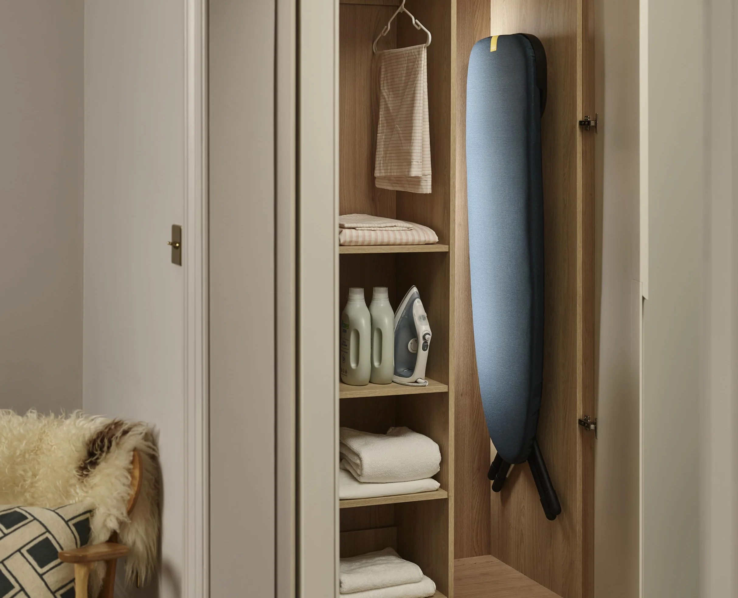 Joseph Joseph Glide Plus Deska do prasowania 110 x 33 cm z regulowanymi nóżkami i zintegrowaną podstawką na żelazko parowe oraz kompatybilnym pokrowcem, zapobiegającym kapaniu, czarna/niebieska