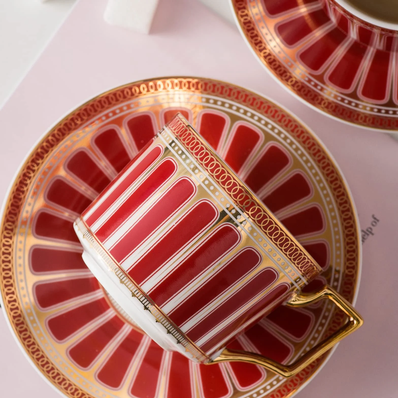 Zestaw filiżanek do kawy z ceramiki porcelany kościanej 200 ml czerwono-złote