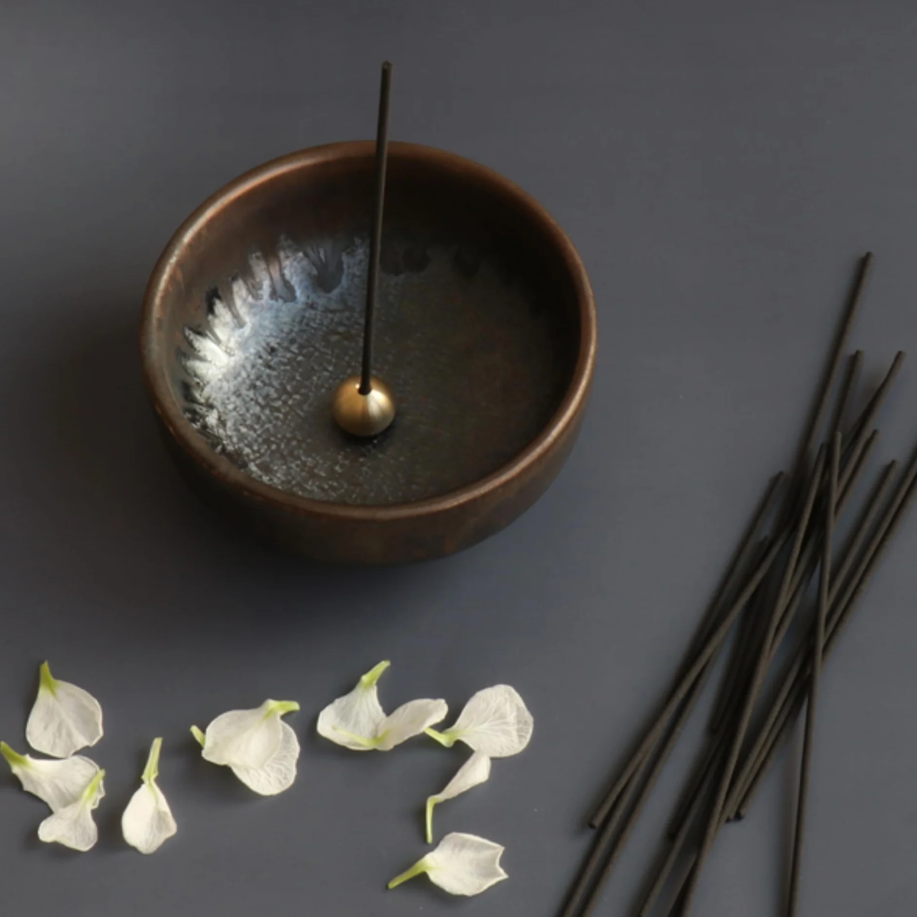 Asayu Made in Japan pojemnik na kadzidełka zen, na patyczki z łapaczem popiołu, 10 cm (3,9 cala), czarny i złoty, japoński ceramiczny łapacz popiołu i mosiężny palnik na kadzidełka - Zen czarne złoto