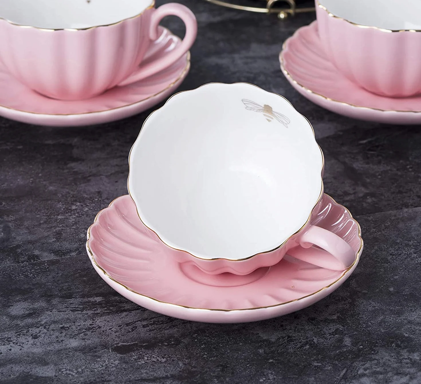 YBK Tech porcelanowy zestaw do herbaty w stylu euro ze stojakiem, czajniczek z 4 filiżankami i spodkami, złota pszczoła wewnątrz kubka (różowy)