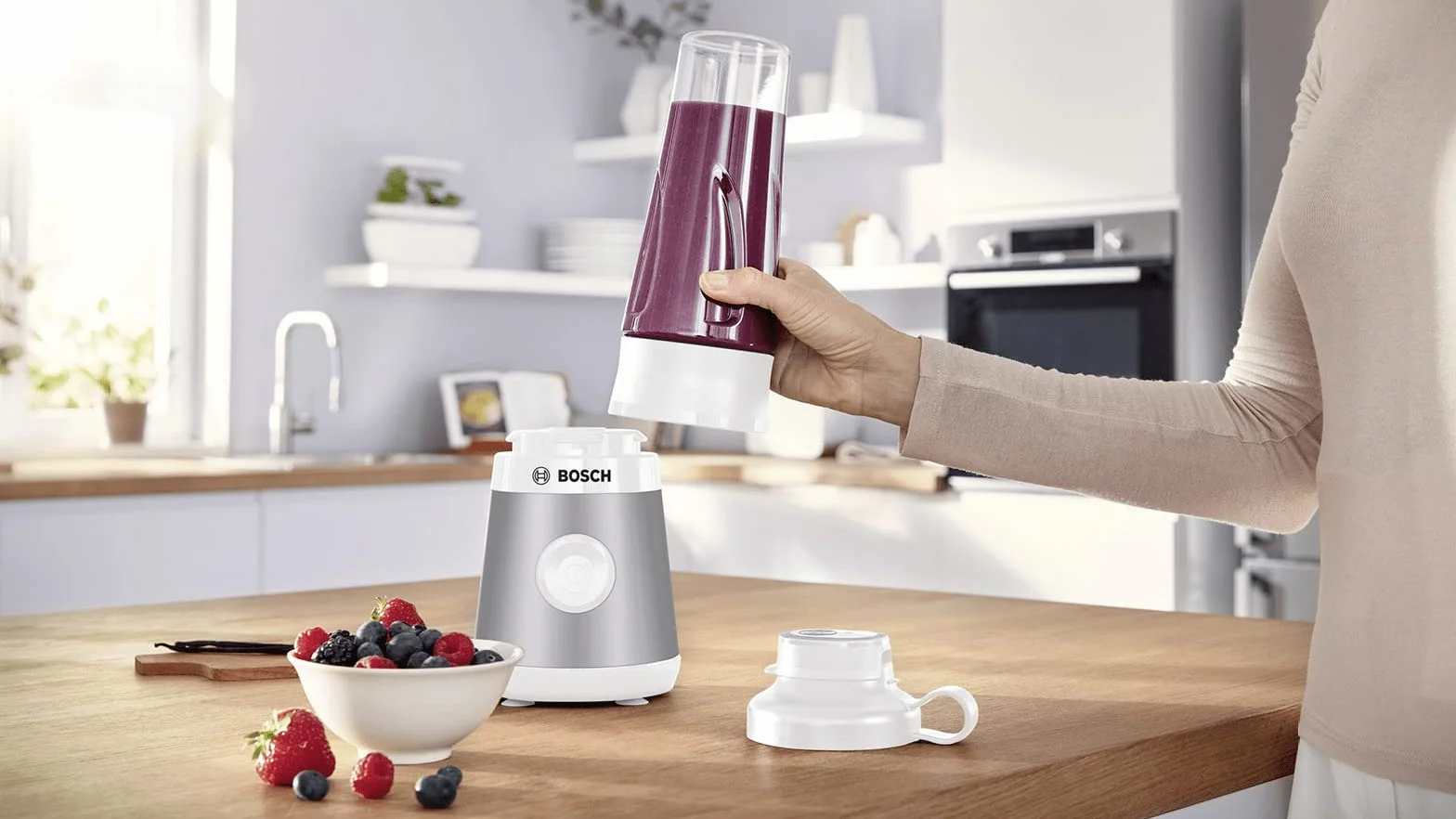 Bosch, mini blender, seria VitaPower 2, system ProPerformance z szybkim miksowaniem, silnik o mocy 450 W, ostrza ze stali nierdzewnej, szczelny, butelka Tritan ToGo, jasnosrebrny, biały, MMB2111