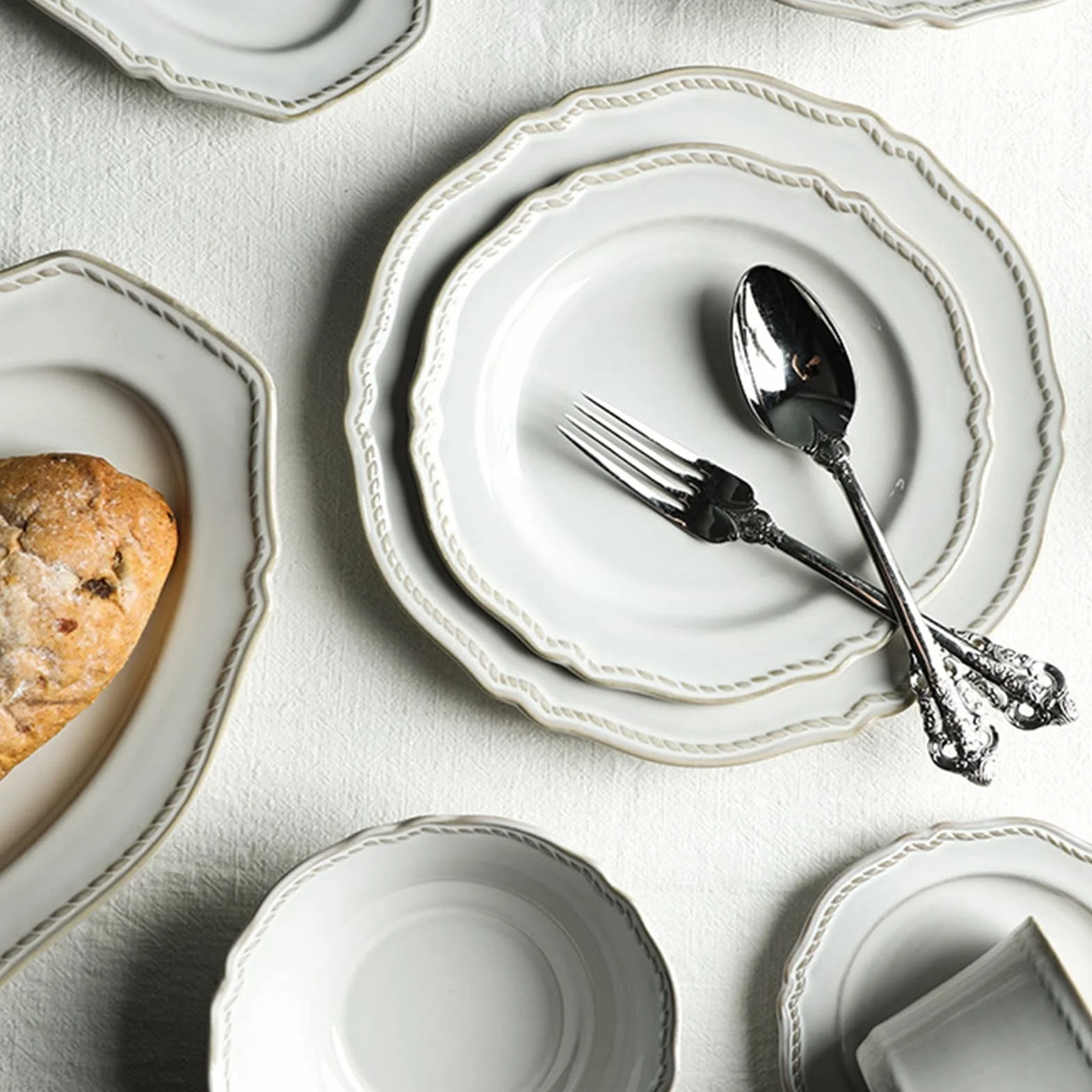 32-częściowy porcelanowy zestaw zastawy stołowej w stylu pałacowym eleganckie talerze kuchenne i miski kompletny ceramiczny zestaw do jadalni do domu stylowa zastawa stołowa do rozrywki i codziennego