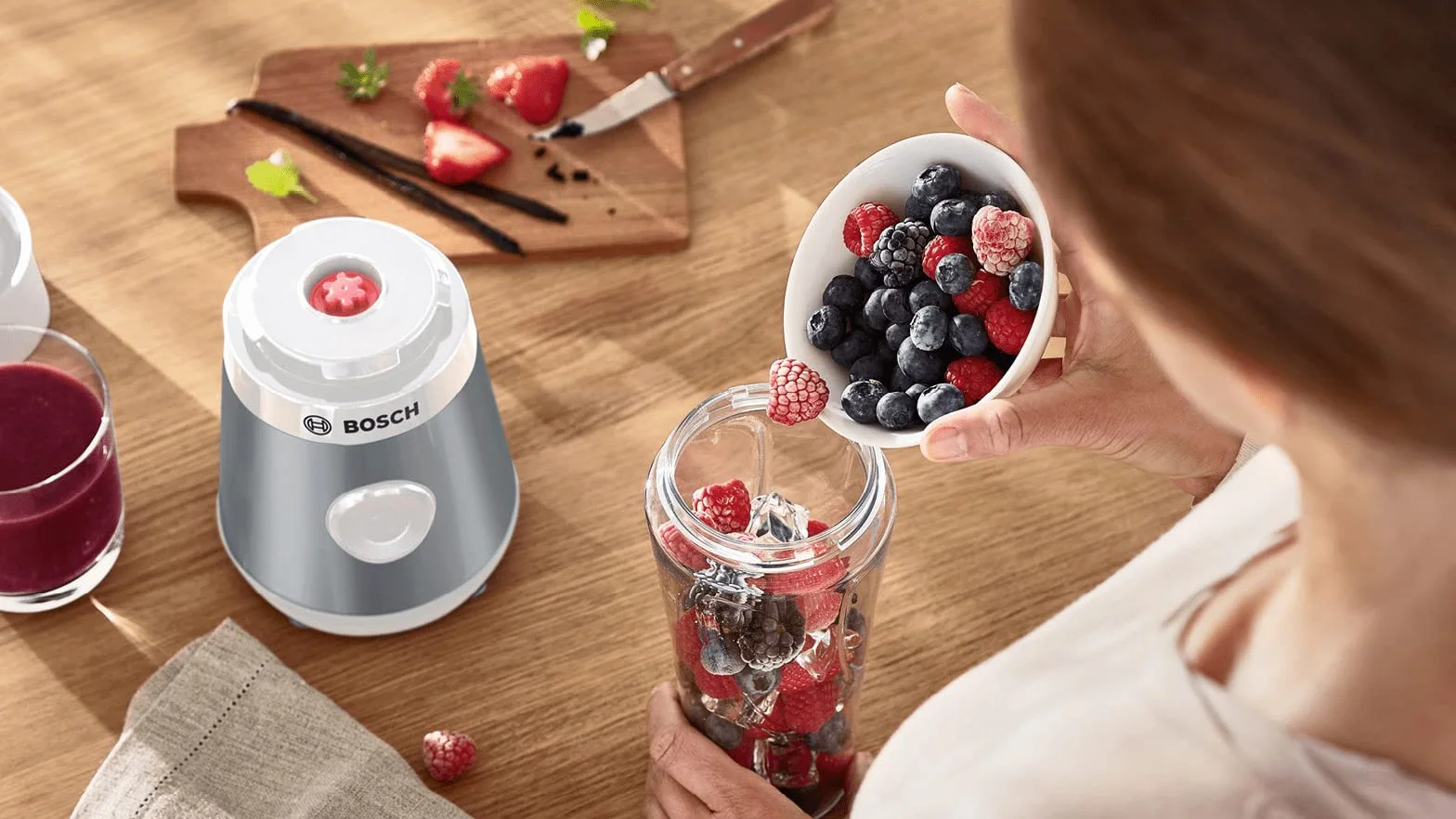 Bosch, mini blender, seria VitaPower 2, system ProPerformance z szybkim miksowaniem, silnik o mocy 450 W, ostrza ze stali nierdzewnej, szczelny, butelka Tritan ToGo, jasnosrebrny, biały, MMB2111