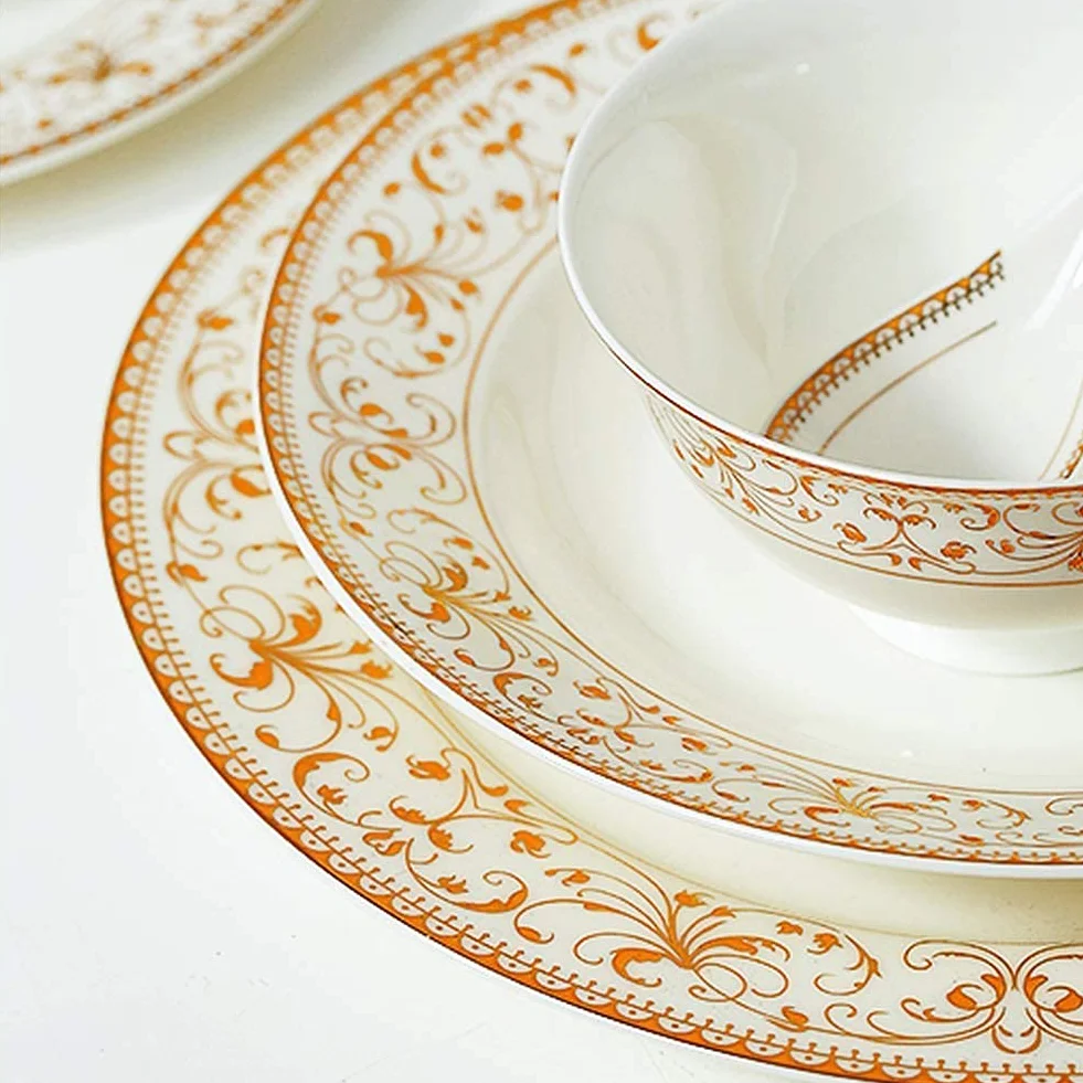 Elegancki zestaw naczyń obiadowych, Dekoracyjne złote naczynia stołowe w kwiaty, Zestawy porcelanowych talerzy i misek, Wyjątkowy zestaw naczyń na imprezy lub do codziennego użytku, Kuchenka