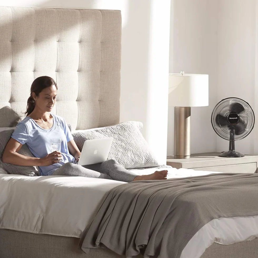 Wentylator stołowy Honeywell Comfort Control z funkcją oscylacji (3 poziomy prędkości, oscylacja w zakresie 90°, łopatki 30 cm, pochylenie w zakresie 30°, solidna podstawa) HTF1220