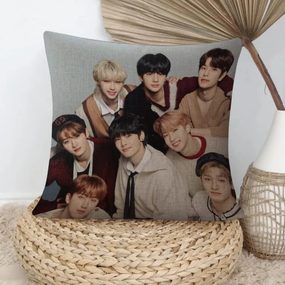 Stray Kids Zestaw prezentowy, produkt dla fanów, 1 poszewka na poduszkę, 1 naszyjnik, 95 naklejek StrayKids, 1 brelok do kluczy, 1 okrągły wachlarz ręczny