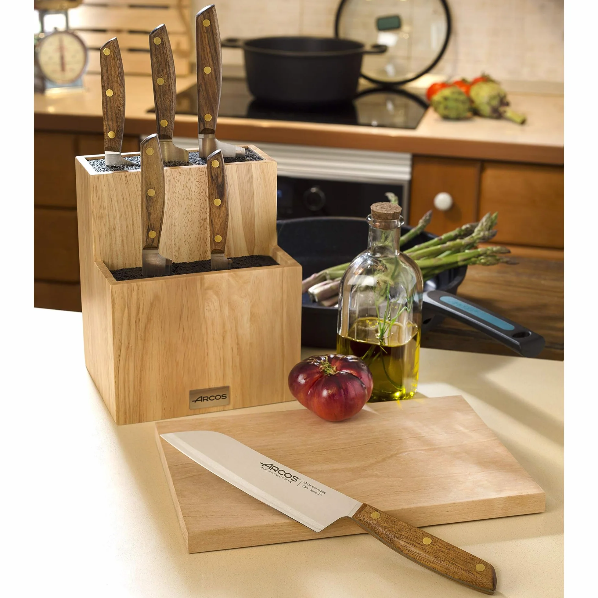 ARCOS Noże Santoku i ze stali. Japoński nóż kuchenny do ryb, mięsa i warzyw. Uchwyt z drewna Ovengkol 100% naturalnego FSC i ostrze 190mm. Seria Nordika. Kolor brązowy.