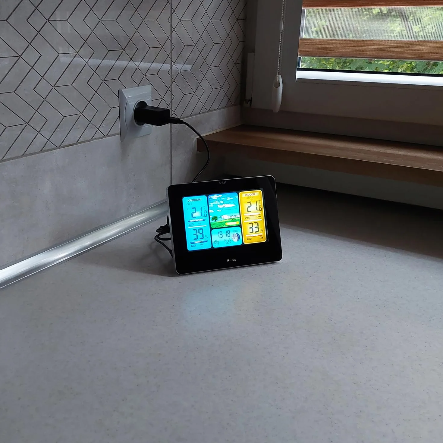 Stacja pogodowa Izoxis wielofunkcyjny czujnik zewnętrzny, termometr, higrometr, barometr, prognoza pogody, wyświetlacz LCD, cyfrowy zegar, wskaźnik daty, zasilanie bateryjne, kabel zasilający do