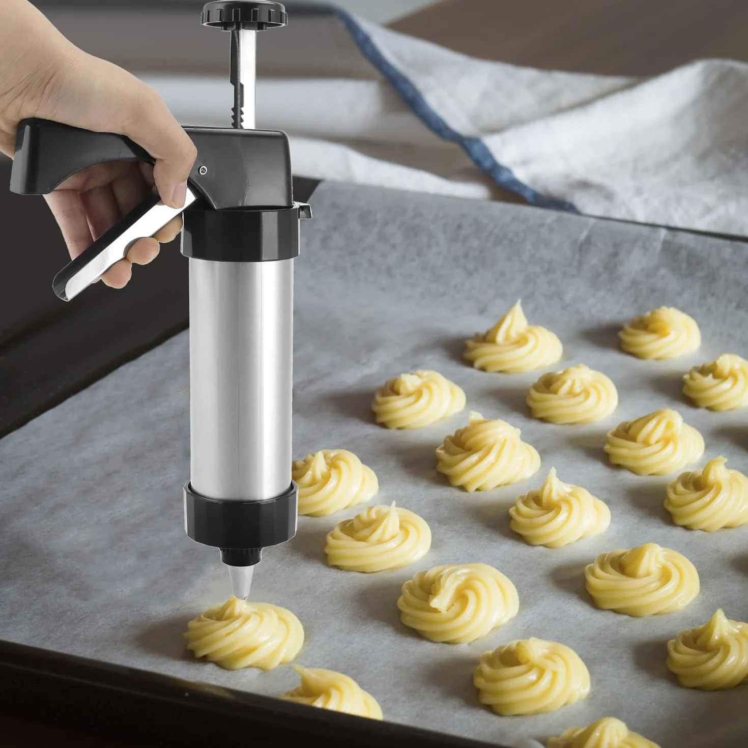 QWORK® Prasa do ciastek ze stali nierdzewnej, zestaw do robienia ciastek z 8 dyszami i 13 szablonami do ciastek, pistolet do wyciskania ciastek dla entuzjastów pieczenia