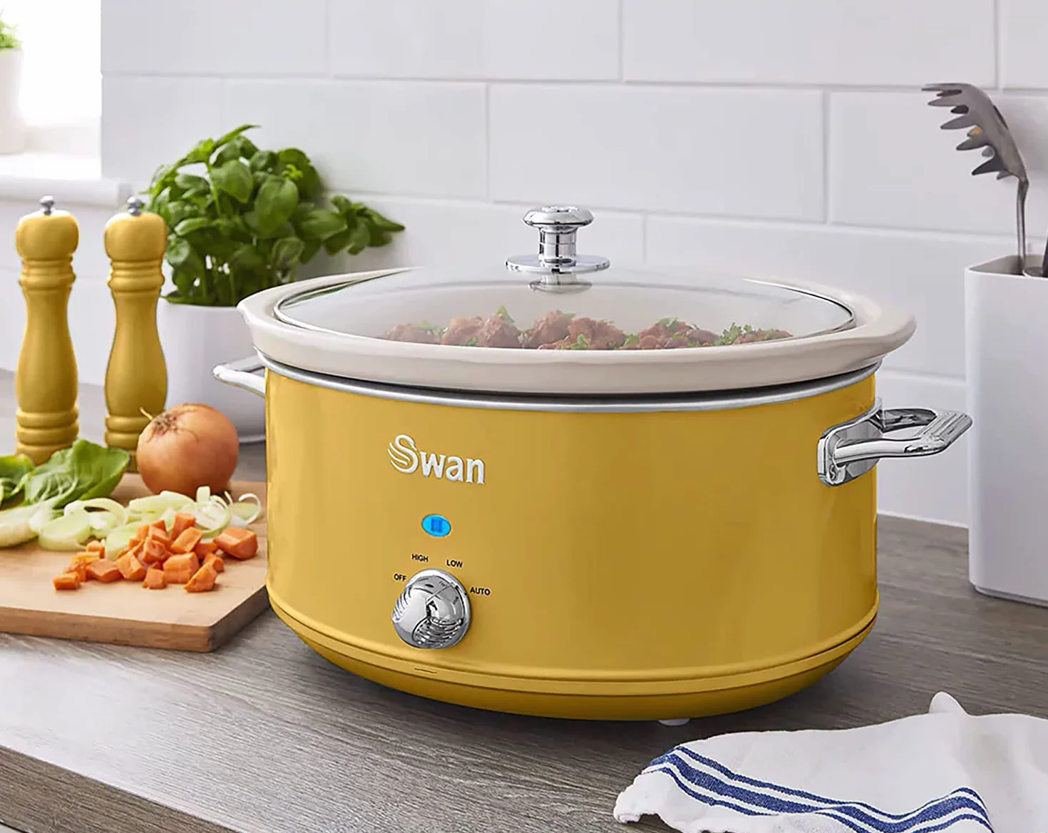 Swan Retro SF17031YELNEU wolnowar 6,5 l Wymienny pojemnik, nieprzywierająca ceramika wolna od PFOA i PTFE, 3 poziomy temperatury, szklana pokrywa, powolny kucharz, vintage design, żółty, 320 W