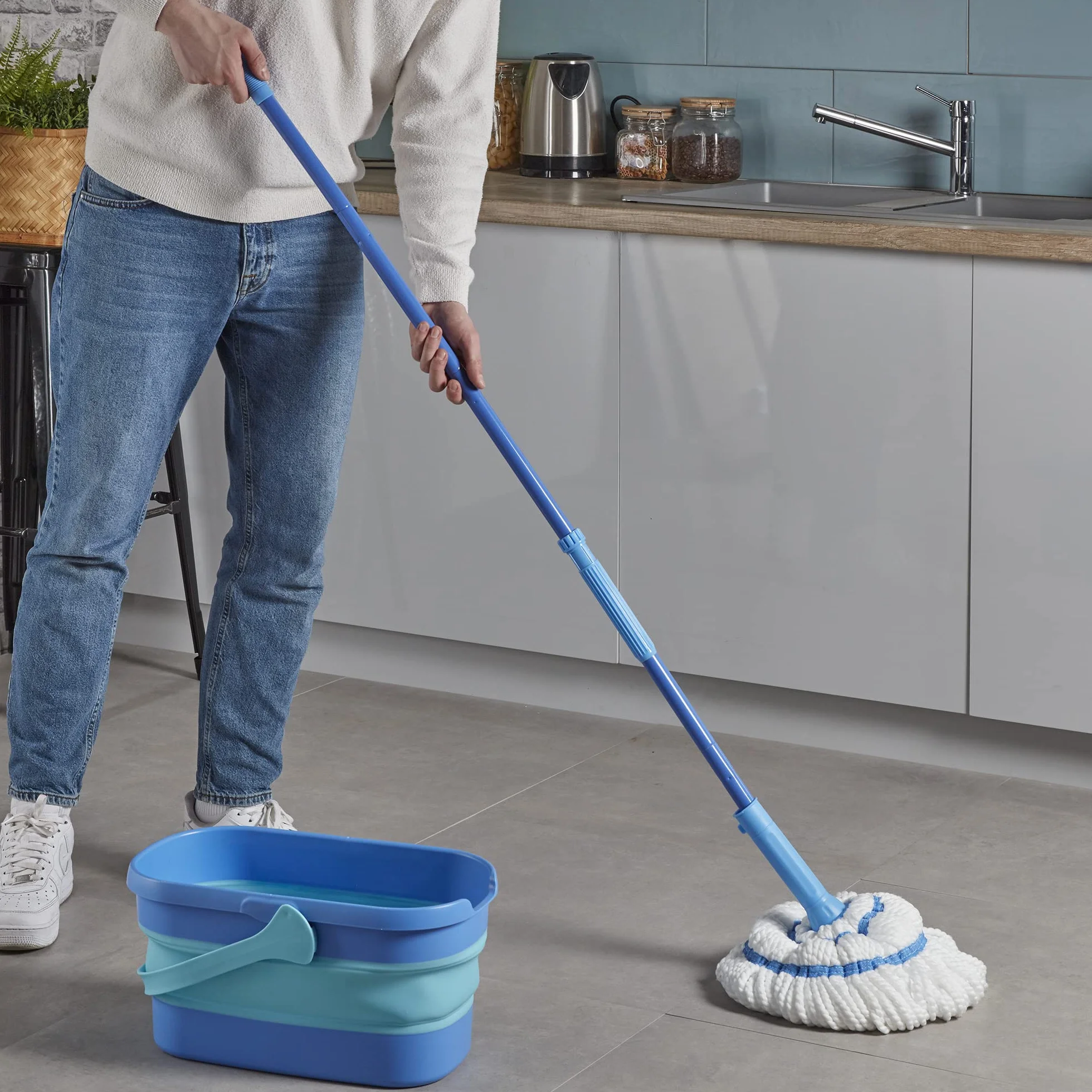 Spontex Ultra kompaktowy zestaw mopa i wiadra, mop z mikrofibry z wbudowanym systemem samoczynnego wyciskania, składane wiadro 10 l, do czyszczenia podłóg laminowanych, drewnianych i płytek, zmywalna