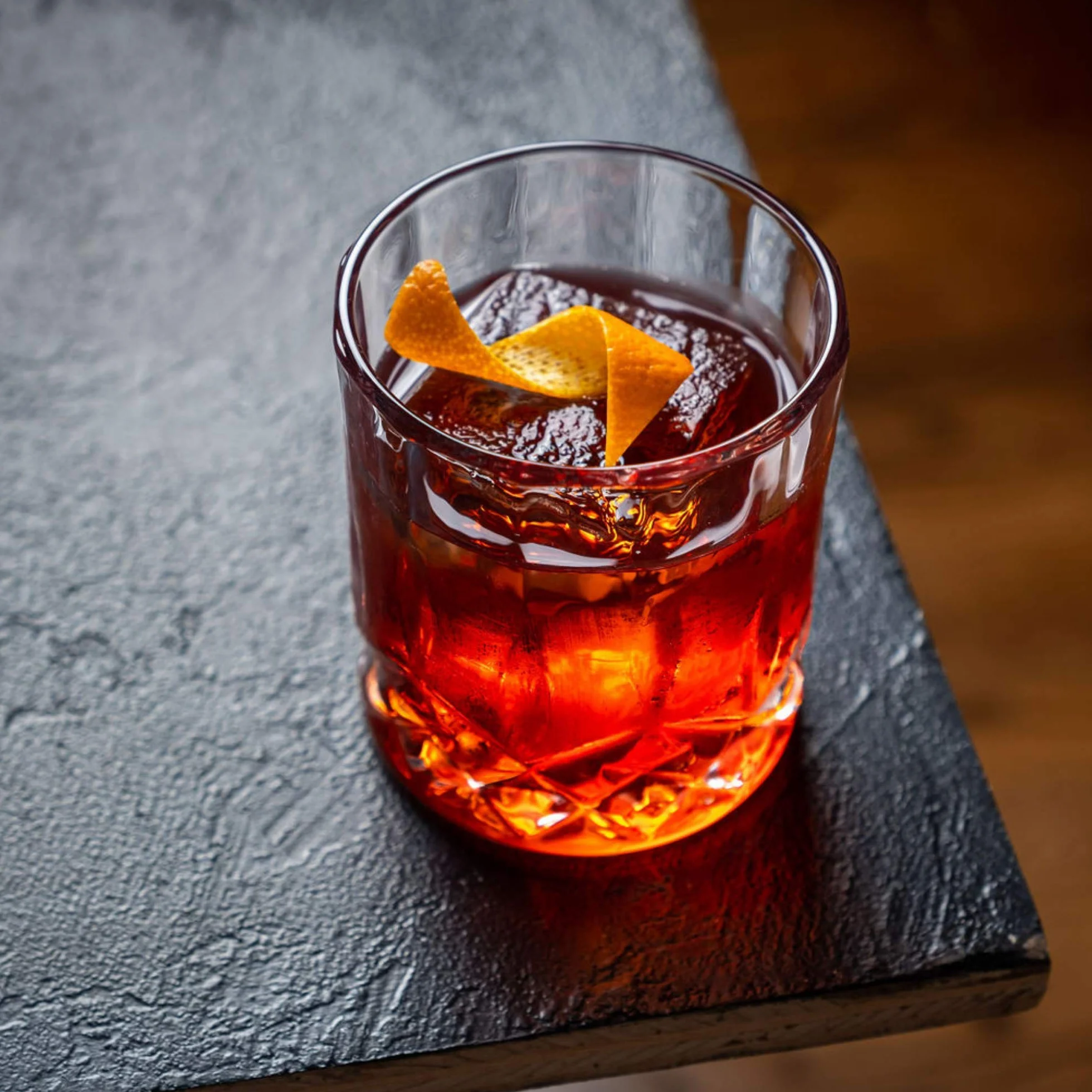 R.O.C.K.S. Kamienie chłodzące do whisky – 6 ręcznie wyprodukowanych okrągłych kamyczków – 2 kryształowe kieliszki – etui do prezentacji i do przechowywania – elegancka złota folia, pudełko upominkowe
