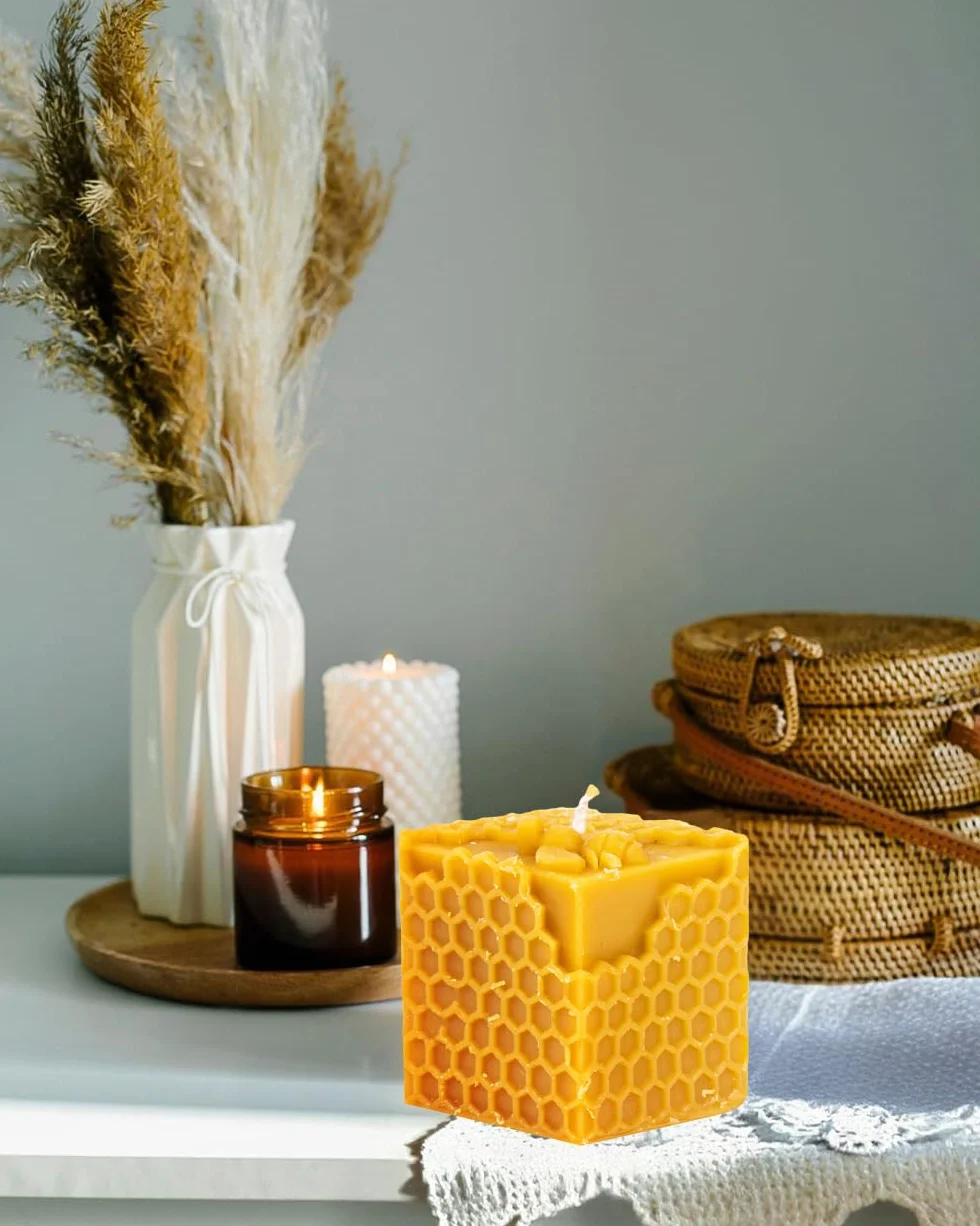 BeesWax World ręcznie wykonana – z bawełnianym knotem – 100% wosku pszczelego – dekoracyjna i trwała – różne kształty do wyboru (Pszczeli Sześcian)
