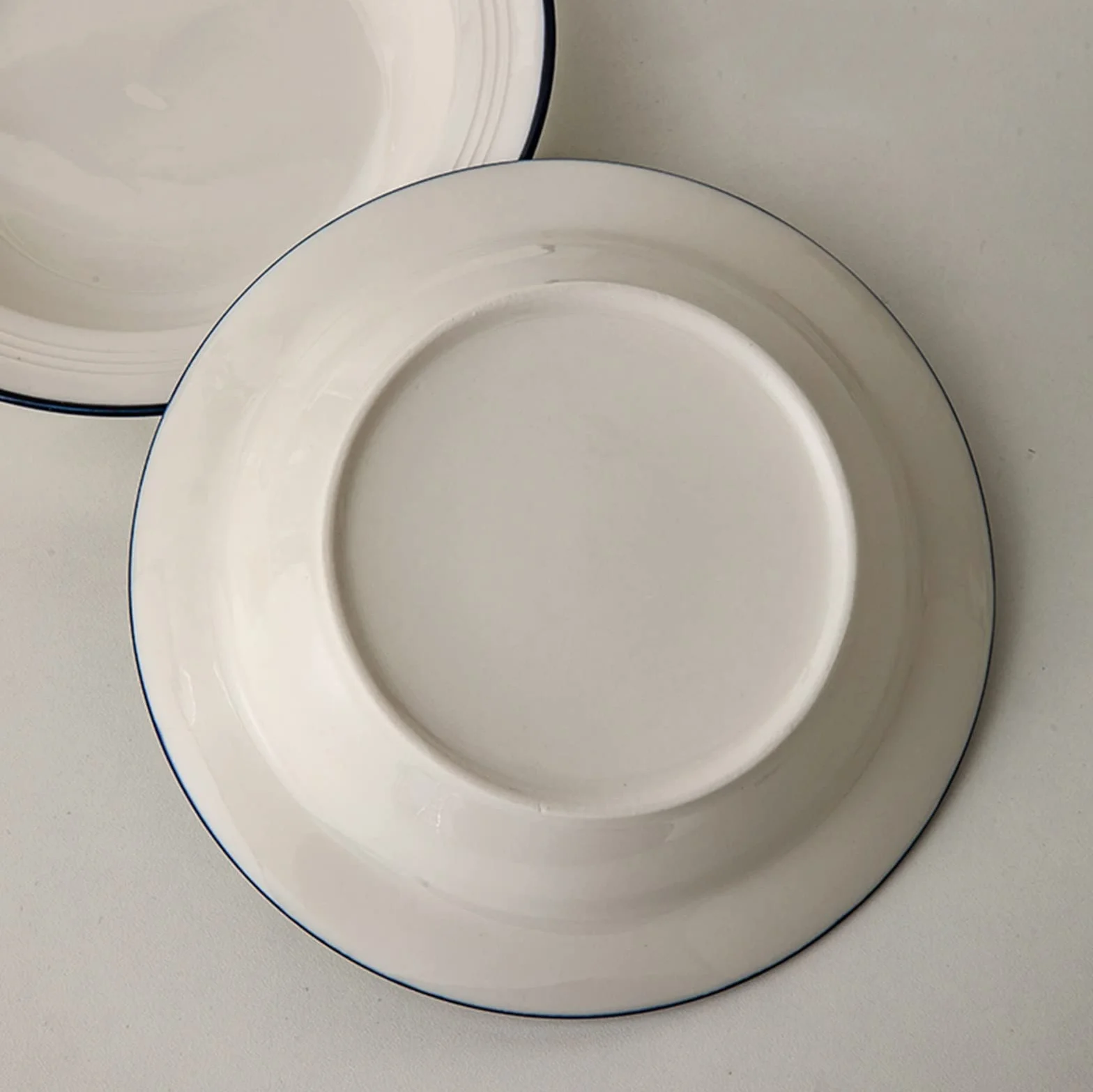 Talerz obiadowy Dwa talerze z kapeluszami Prosty talerz Ceramiczny talerz do zupy Talerz sałatkowy Talerz obiadowy Kuchnia domowa Restauracja Biały okrągły talerz Naczynia do serwowania
