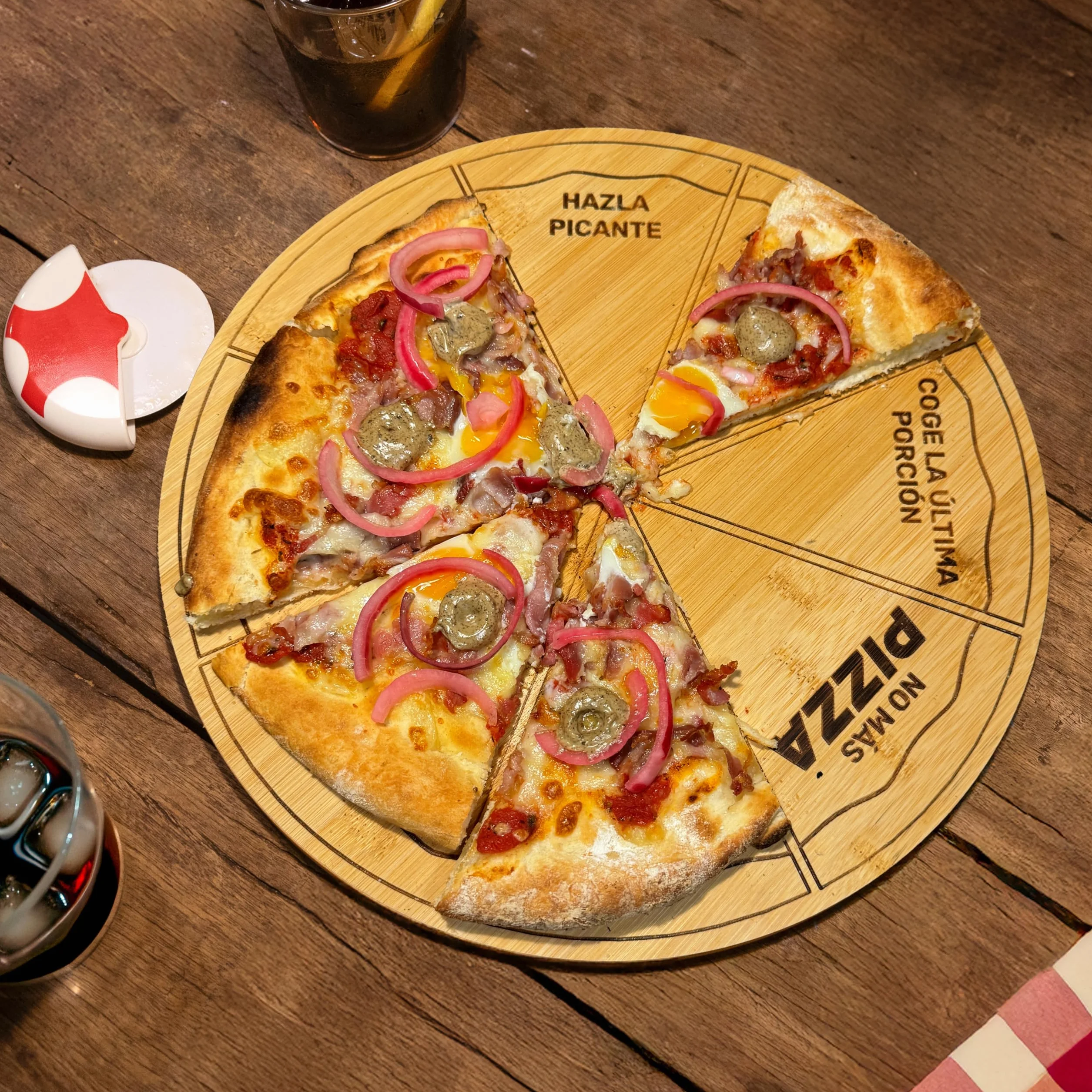 Fisura – Oryginalna taca do pizzy. Taca na pizzę z zabawnymi wiadomościami po hiszpańsku. Okrągła deska z równymi porcjami z drewna bambusowego. Średnica 35 cm.