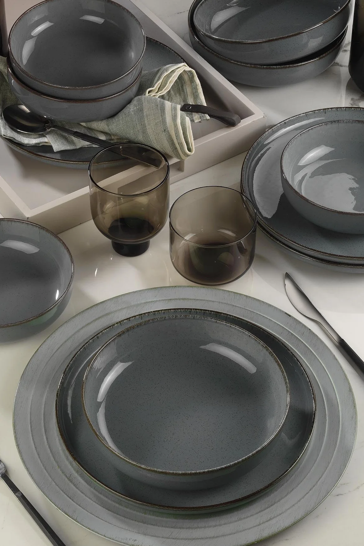 Elegancki 12-częściowy zestaw obiadowy, szara porcelana, 4 talerze serwisowe (24 cm), 4 talerze (20 cm), 4 miski (15 cm), bezpieczny do mycia w zmywarce i kuchenki mikrofalowej, idealny do
