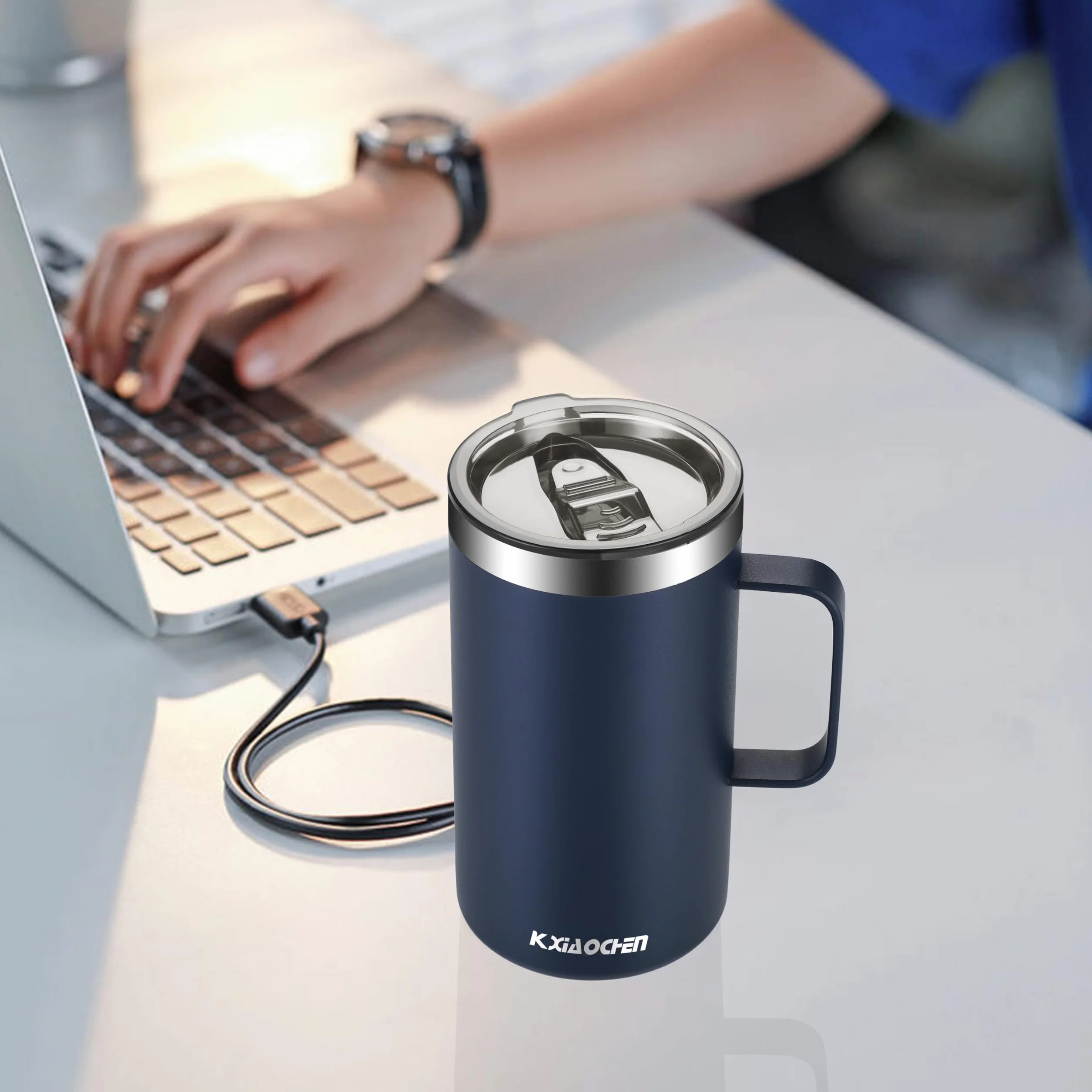 KXIAOCHEN Izolowany kubek do kawy ze stali nierdzewnej 595 ml z uchwytem, z technologią izolacji próżniowej i bez BPA z pokrywką. Świetny na wszelkiego rodzaju okazje, do wewnątrz i na zewnątrz (granatowy)