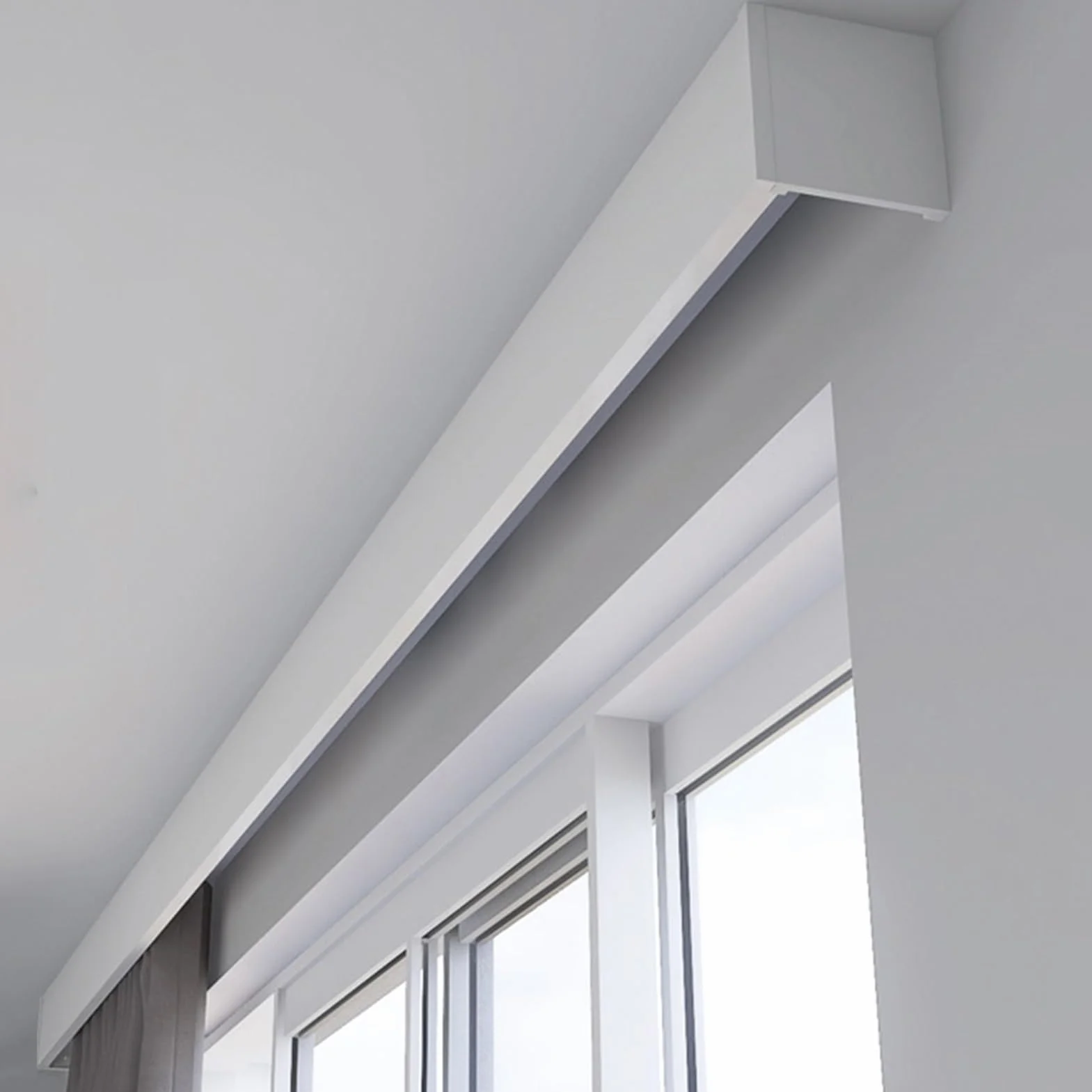 Dekoracyjna biała zasłona okienna lambrekin z szyną - panel sufitowy lub ścienny z falbaną, ukryty system karnisza do zasłon 200 cm dla eleganckiego wystroju domu