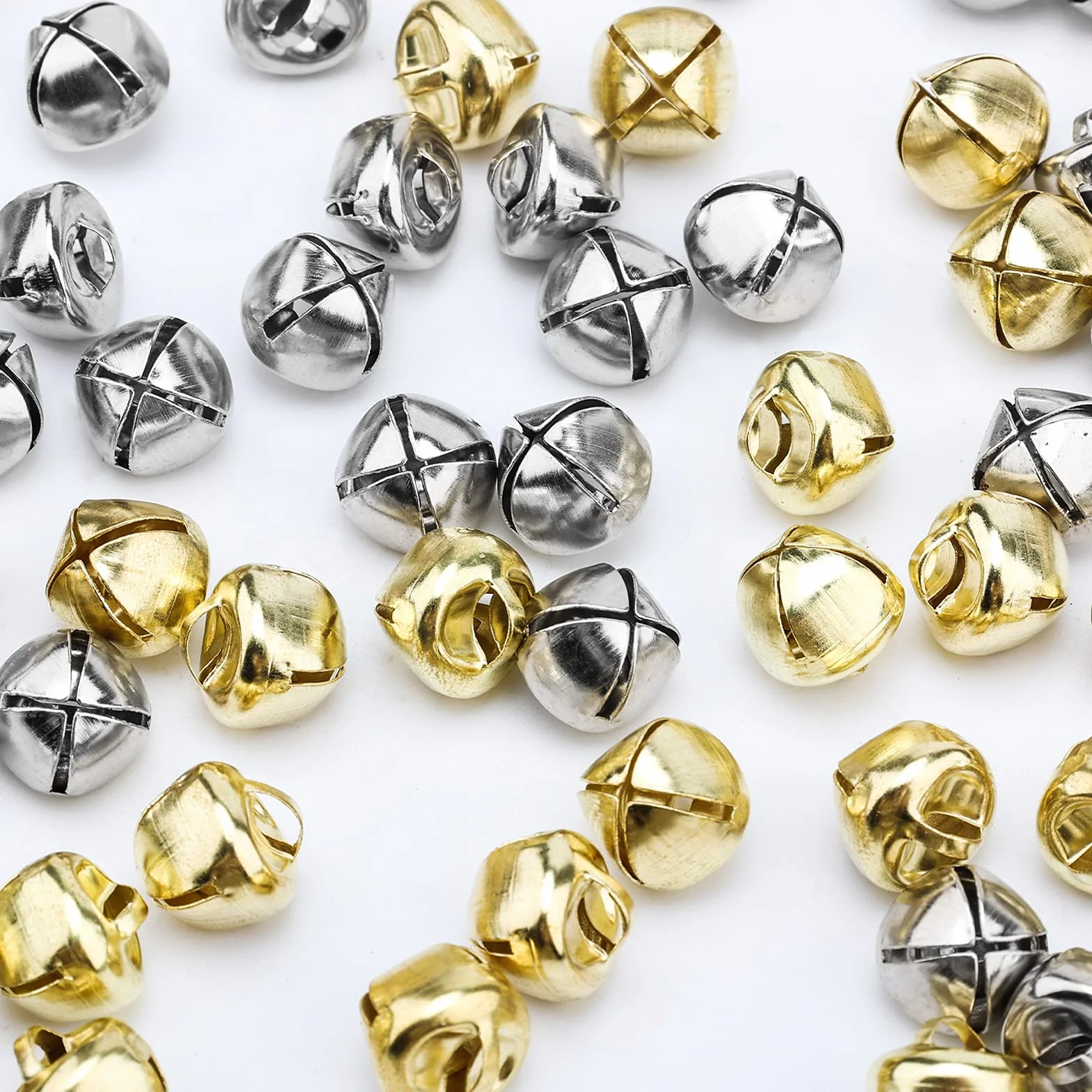 SAVITA 100szt Swiateczne Jingle Bells, Metalowe Swiateczne Mini Dzwonki do Dekoracji Swiatecznych DIY Festival (50 Sztuk Srebra i 50 Sztuk Zlota, 1,2 cm)