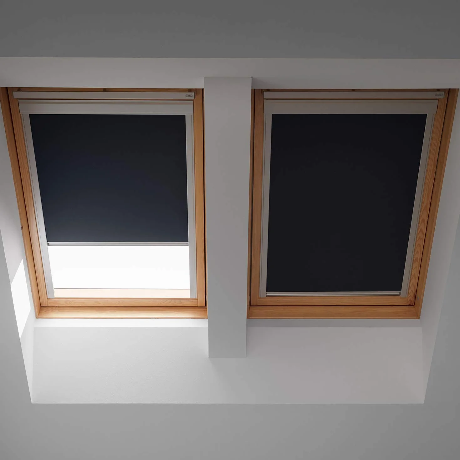 ITZALA Roleta zaciemniająca kompatybilna z VELUX, C02, jasnobeżowa | Pozycjonowanie progresywne, szybka instalacja, zaciemnienie