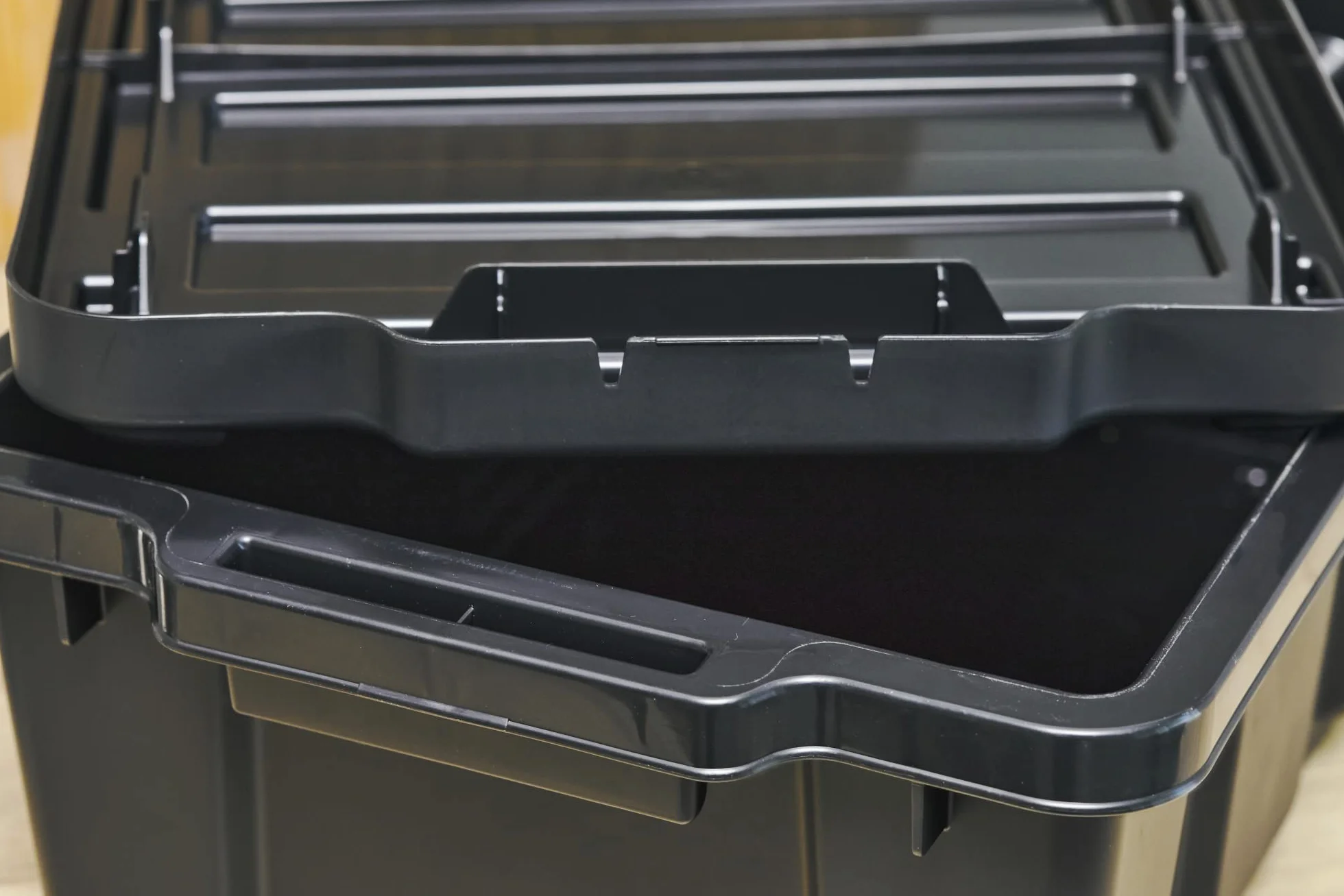 Iris Ohyama, Plastikowe pudełko do przechowywania z pokrywą i zatrzaskiem, 50 L, Zestaw 4, Bez BPA, Szopa, Garaż, DDSKT 450, Czarny