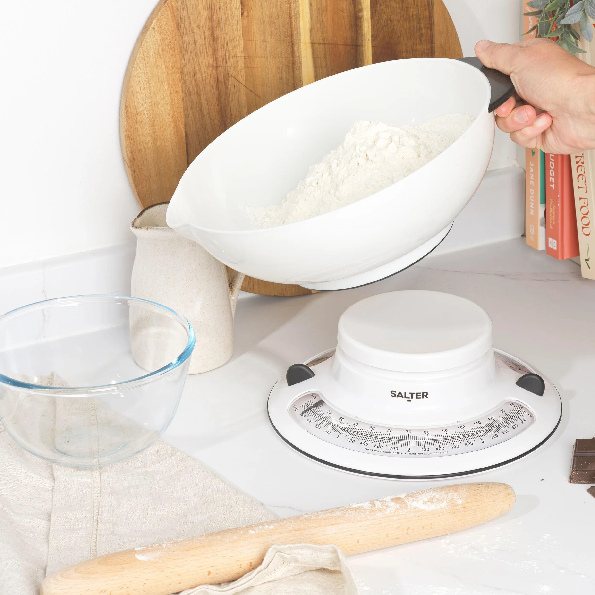 Salter 800 WHBKDR Aquaweigh Waga mechaniczna, wazy ciecze i plyny, dodaj i zwaz, podwójna obrotowa skala, dziobek do nalewania, zaciski misy 2,6 l nad waga, maks. 4 kg, pieczenie/gotowanie, biala