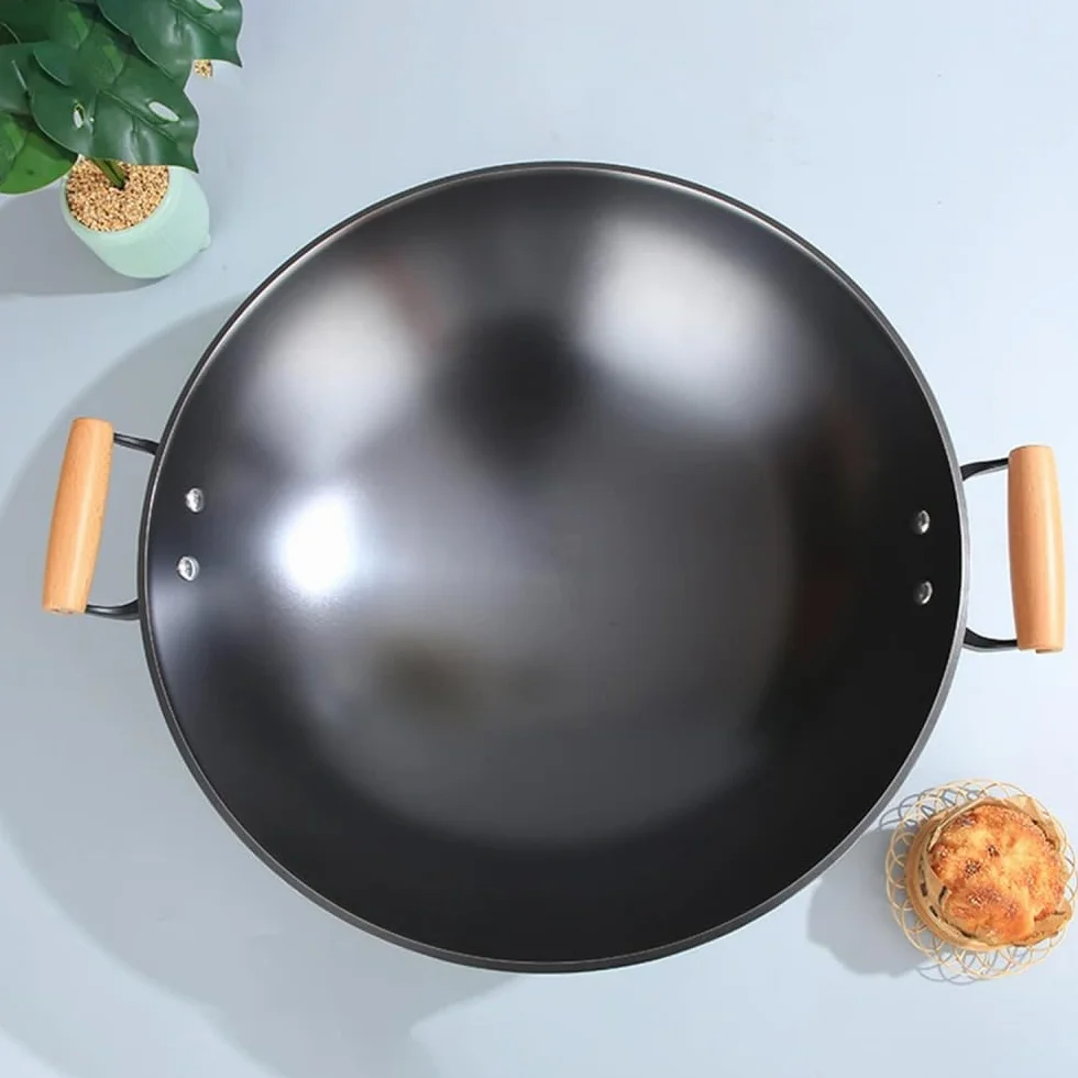Wok żeliwny, tradycyjna ręcznie młotkowana patelnia z podwójnymi drewnianymi uchwytami, nieprzywierająca, uniwersalna niezbędna do gotowania, 40 cm