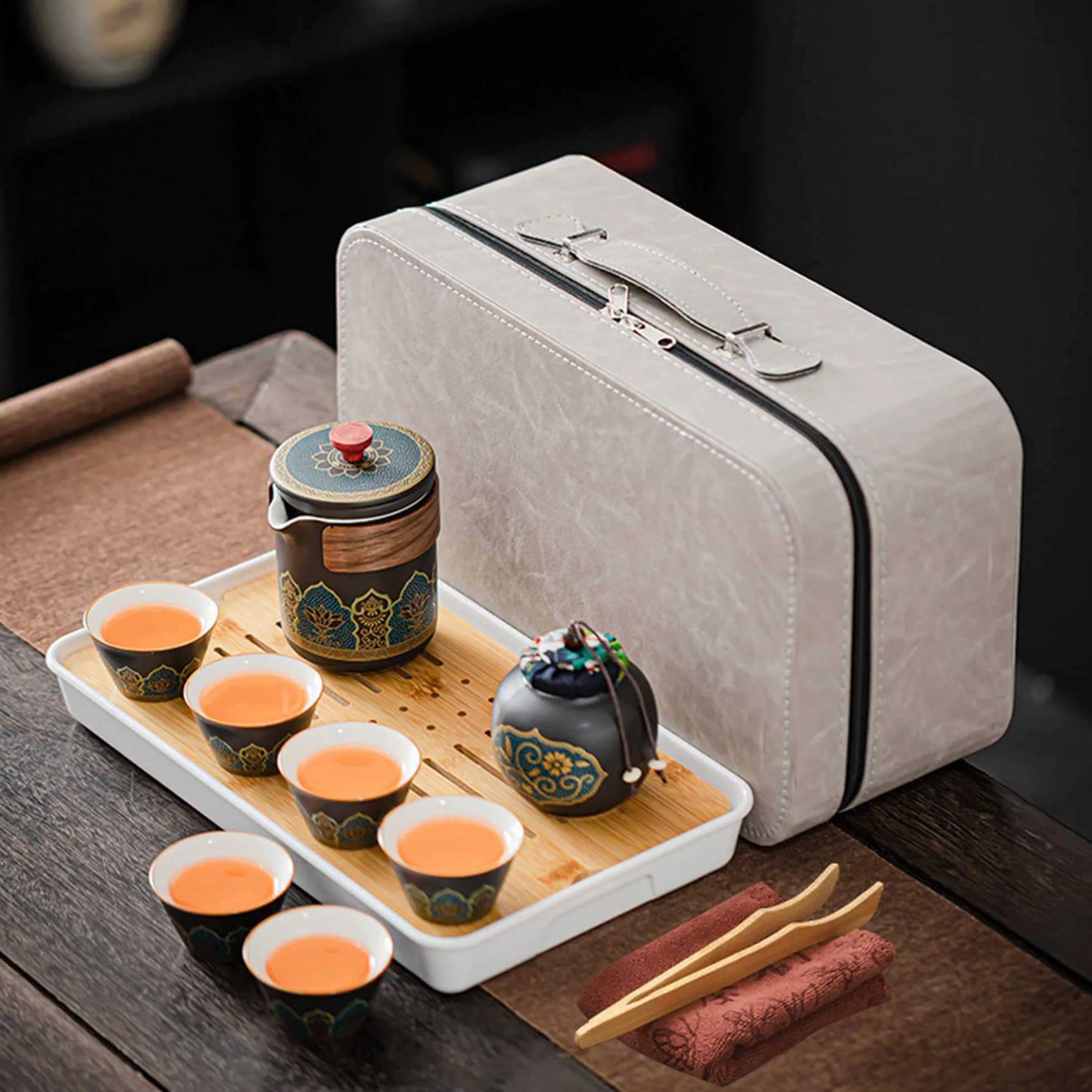 fanquare Czarny przenośny zestaw do herbaty, chiński zestaw do herbaty Gongfu z bambusową tacą do herbaty, porcelanowy czajniczek z 6 filiżankami, torba podróżna